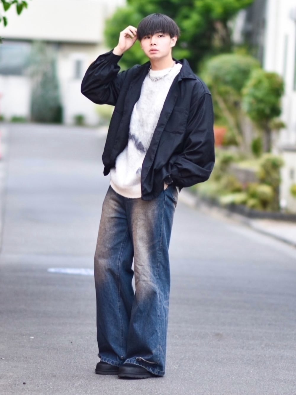 ブルー系のその他パンツ、ブラック系のシャツ/ブラウス、ホワイト系のニット/セーターを着用したメンズの秋コーディネートの1枚目の写真