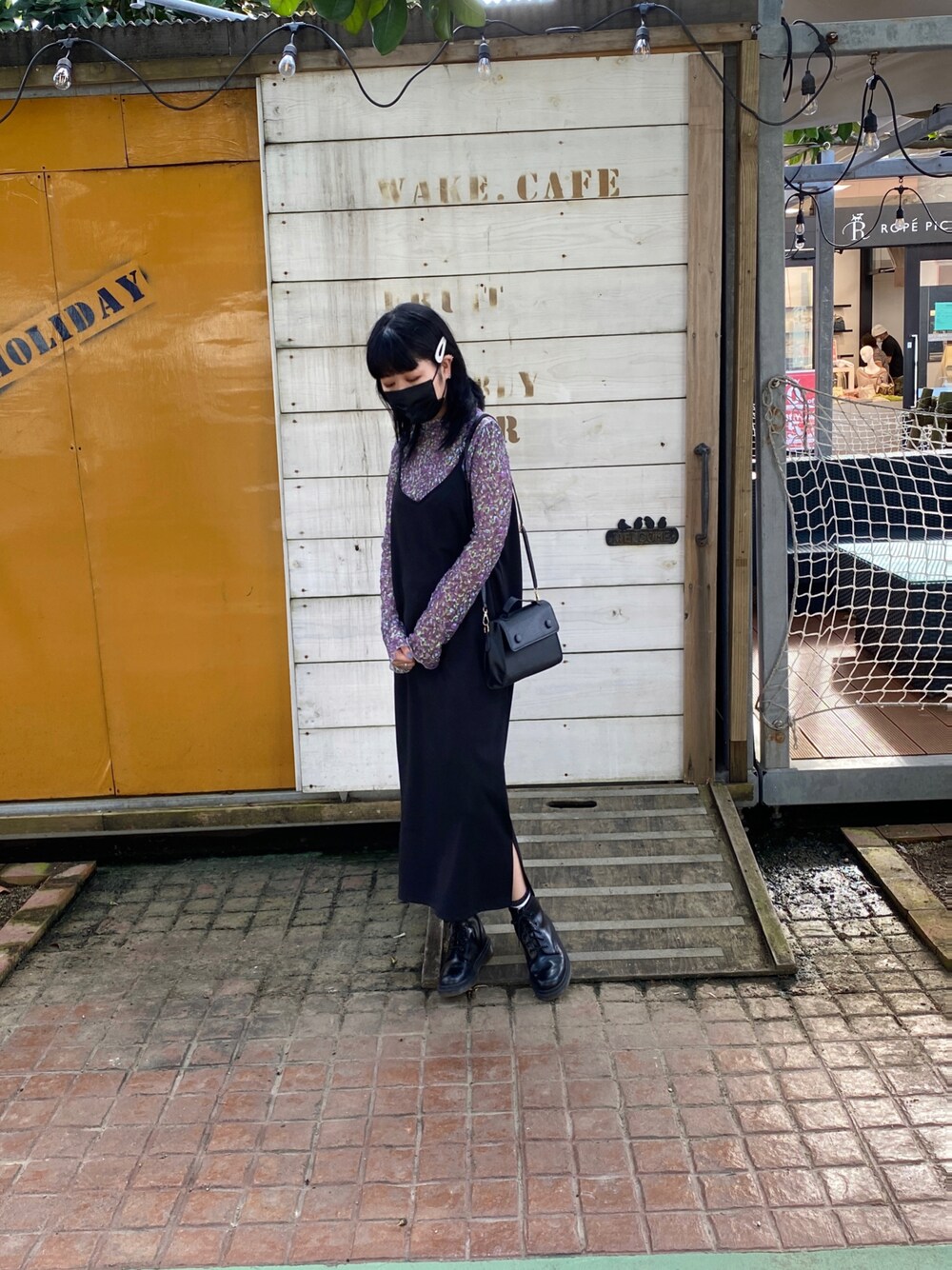 ブラック系のオールインワン・サロペット、その他のトップス、ブラック系のブーツを着用したレディースの春コーディネートの1枚目の写真