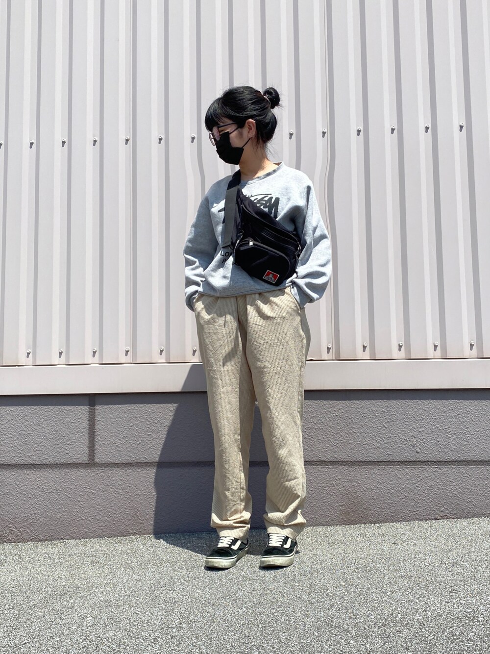 グレー系のスウェット、ベージュ系のパンツ、ブラック系のスニーカーを着用したレディースの春コーディネートの1枚目の写真