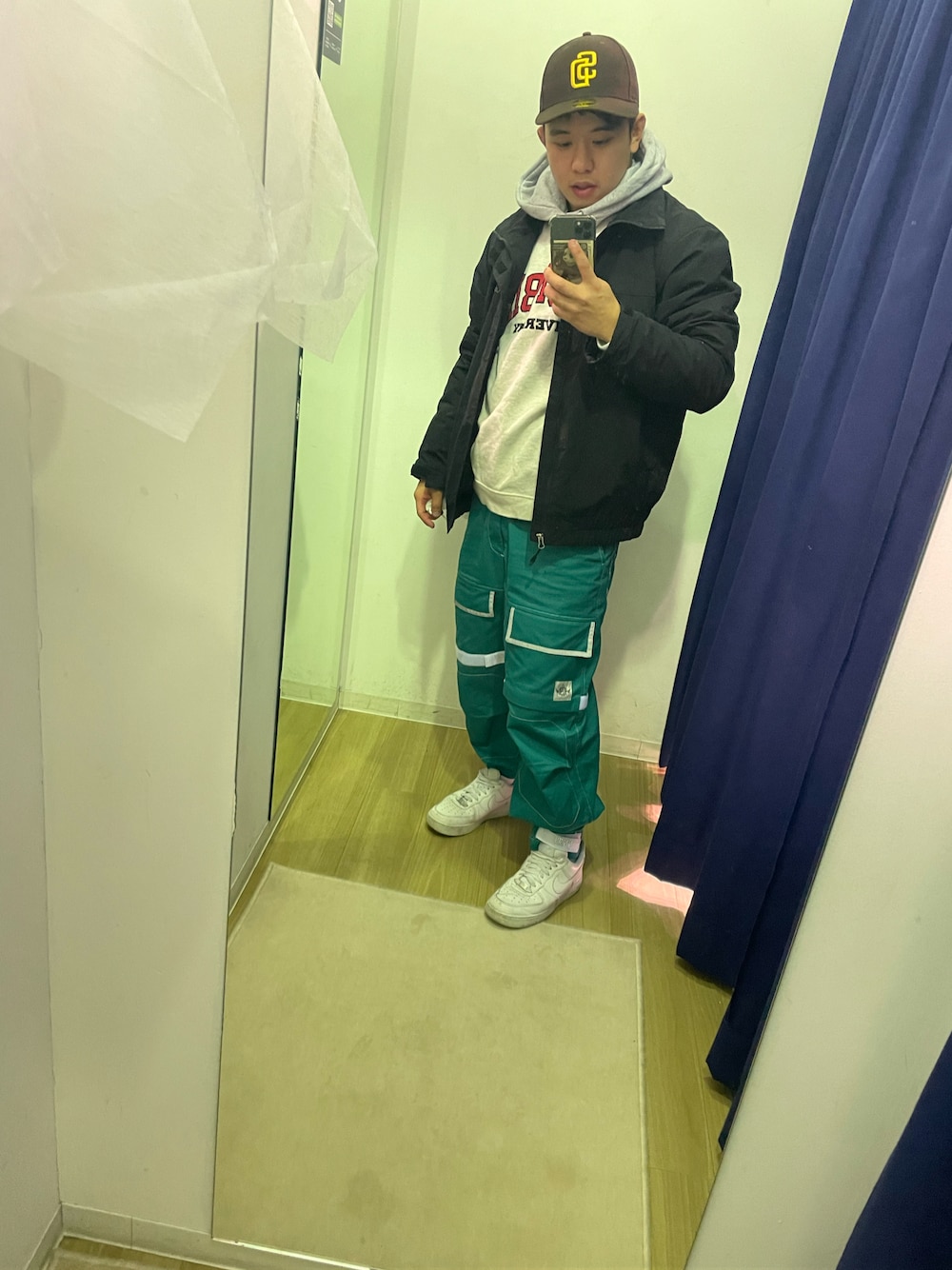 「冬コーデ、おしゃれさんと繋がりたい、スニーカー好きと繋がりたい、ストリート、短足コーデ」｜「NEW ERAのアイテム（キャップ、ブラウン系）」を使った、rさん（メンズ・165cm）の秋コーディネートの1枚目の写真