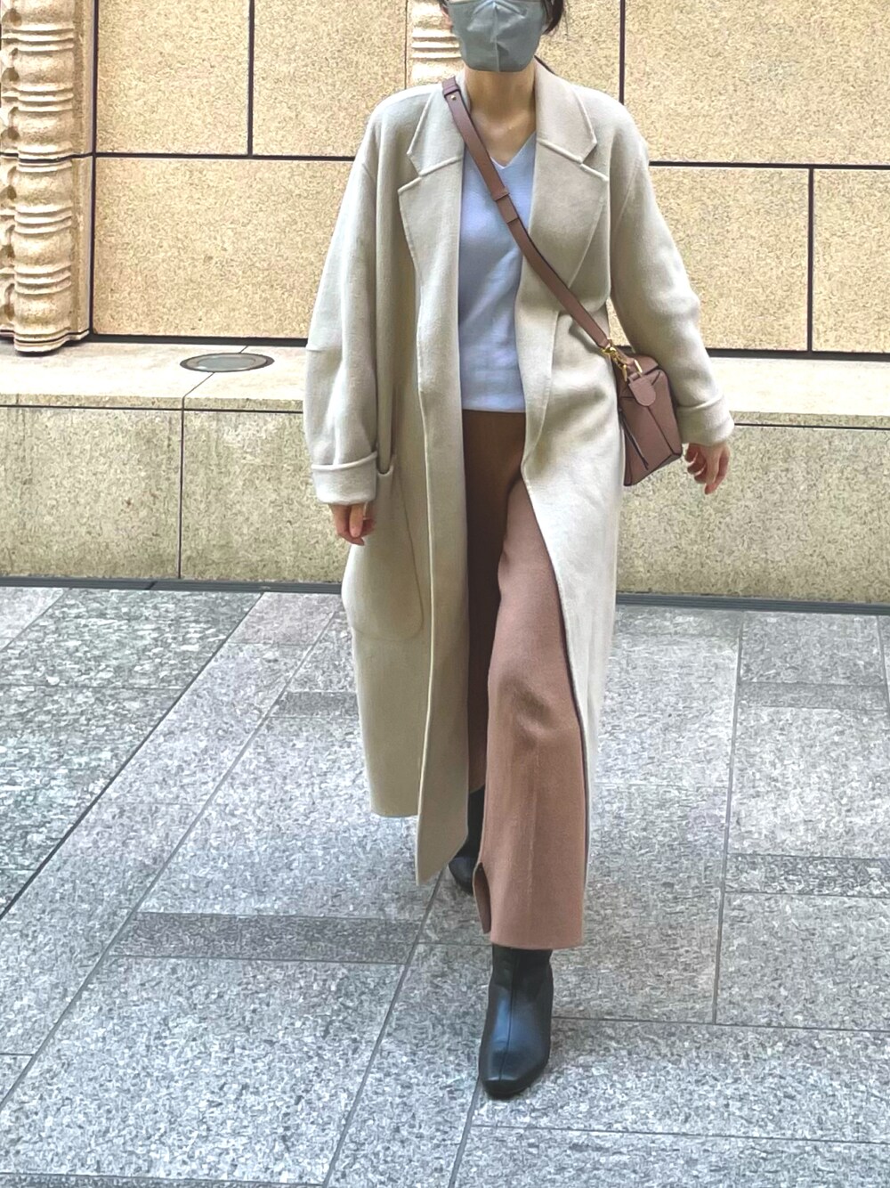 「大人カジュアル、シンプルコーデ」｜「LOEWEのアイテム（ショルダーバッグ、ピンク系）」を使った、kimkoolさん（レディース・155cm）の春コーディネートの1枚目の写真