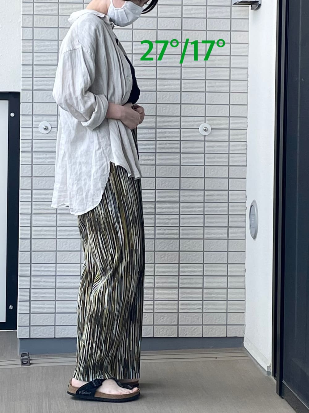 ブラック系のサンダル、ブラウン系のその他パンツ、ブラック系のTシャツ/カットソーを着用したレディースの春コーディネートの1枚目の写真