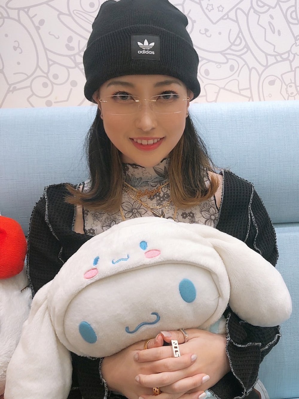 「アクセサリー、サンリオ、Cartier、アクセじゃら付け、vidakush、シナモン、アクセサリー重ね付け、サンリオカフェ、ストリート、海外系ファッション」｜「adidasのアイテム（ニットキャップ/ビーニー、ブラック系）」を使った、sowavyさん（レディース・173cm）の秋コーディネートの1枚目の写真