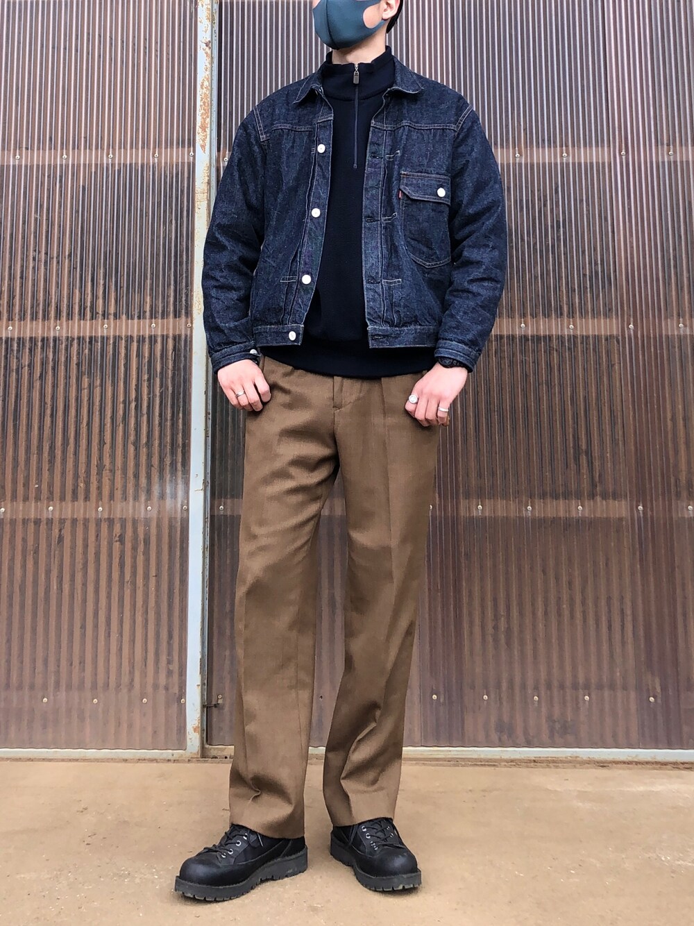 「キレイめ、カジュアル、スラックス、ブーツ、ミリタリー、デニム、デニムジャケット、デニムコーデ、アメカジ、きれいめカジュアル、今日のコーデ、ニット、オトナカジュアル、大人カジュアル、大人コーデ」｜「Munsingwearのアイテム（ニット/セーター、ブルー系）」を使った、iamimaichさん（メンズ・177cm）の冬コーディネートの1枚目の写真