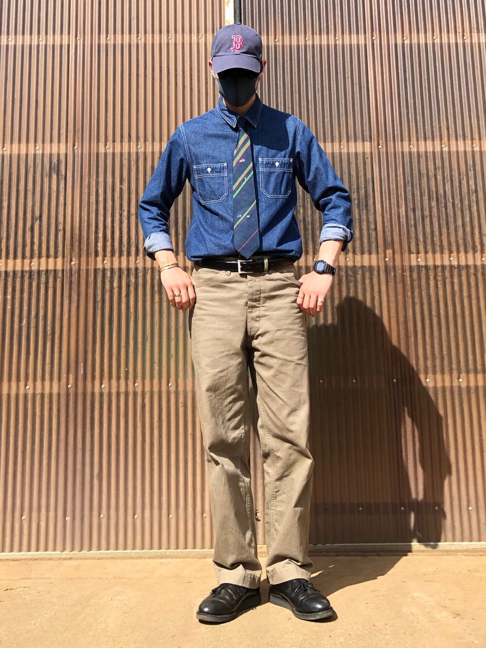 ブルー系のシャツ/ブラウス、グリーン系のその他パンツ、ブラック系のブーツを着用したメンズの夏コーディネートの1枚目の写真