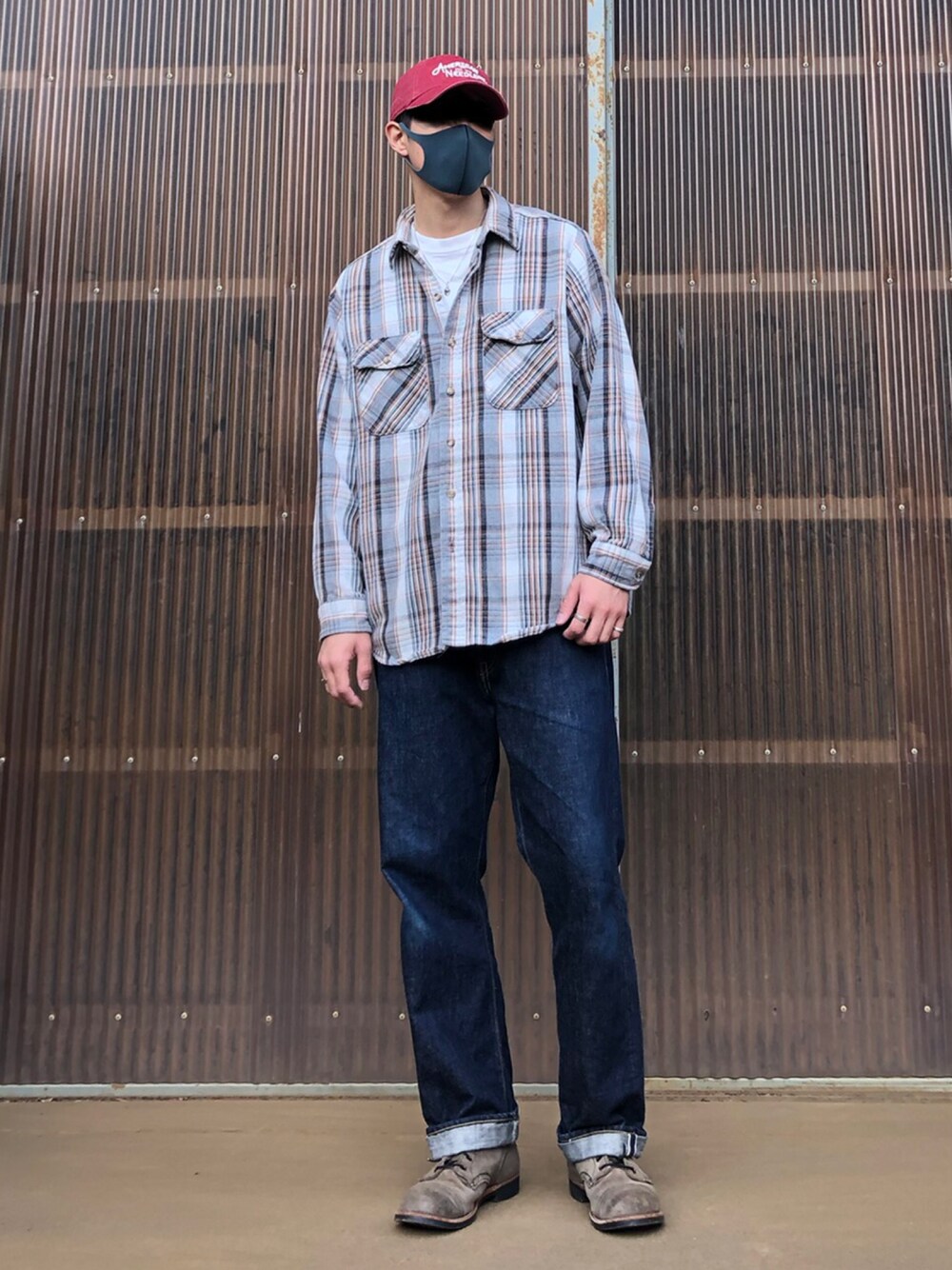 グレー系のシャツ/ブラウス、ブルー系のデニムパンツ、グレー系のブーツを着用したメンズの秋コーディネートの1枚目の写真