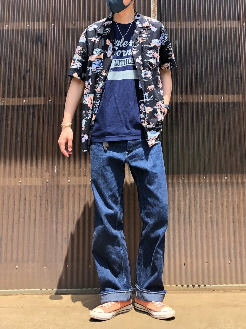 ブラック系のシャツ/ブラウス、ブルー系のTシャツ/カットソー、ブルー系のデニムパンツを着用したメンズの夏コーディネートの1枚目の写真
