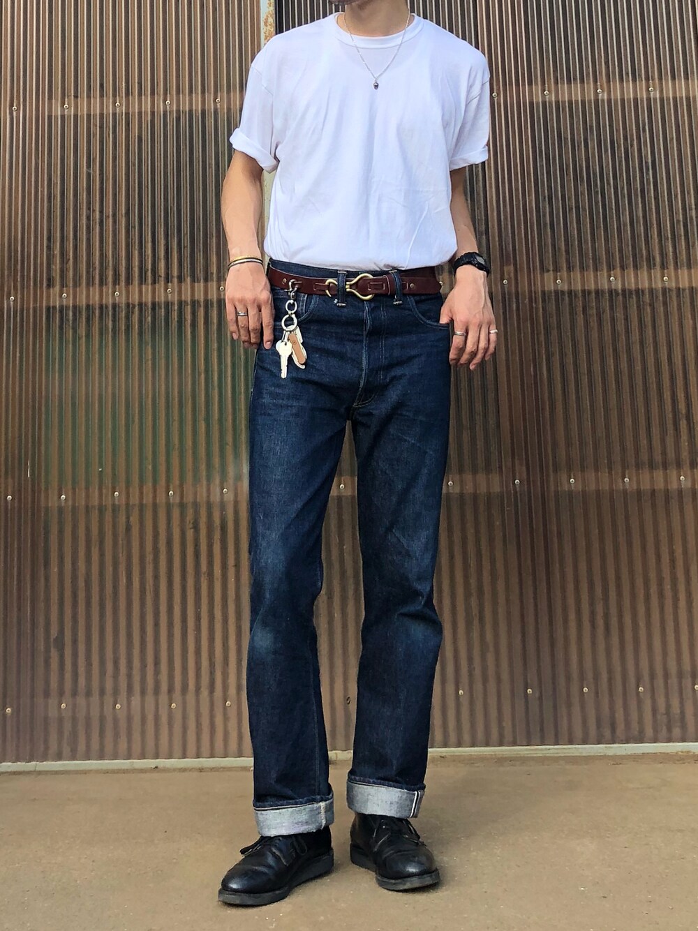ブラック系のブーツ、ブルー系のデニムパンツ、ホワイト系のTシャツ/カットソーを着用したメンズの秋コーディネートの1枚目の写真