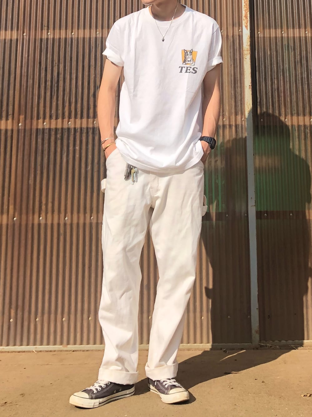 ベージュ系のその他パンツ、ブラック系のスニーカー、ホワイト系のTシャツ/カットソーを着用したメンズの夏コーディネートの1枚目の写真
