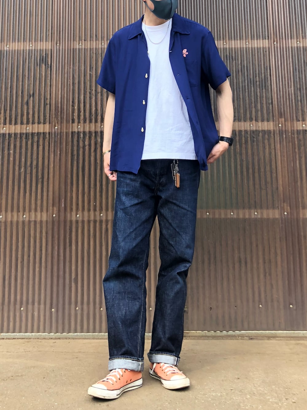 「夏コーデ、春コーデ、デニム、デニムコーデ、ジーンズ、スニーカー、コンバース、半袖シャツ、カジュアルコーデ、カジュアル、今日のコーデ、大人カジュアル、大人コーデ、夏、オトナカジュアル」｜「Hawk Companyの【Hawk Company】ボトルオープナー＆ルーレット ブラスキーホルダー/7529/真鍮 Made in Japan（キーホルダー、シルバー系）」を使った、iamimaichさん（メンズ・177cm）の春コーディネートの1枚目の写真