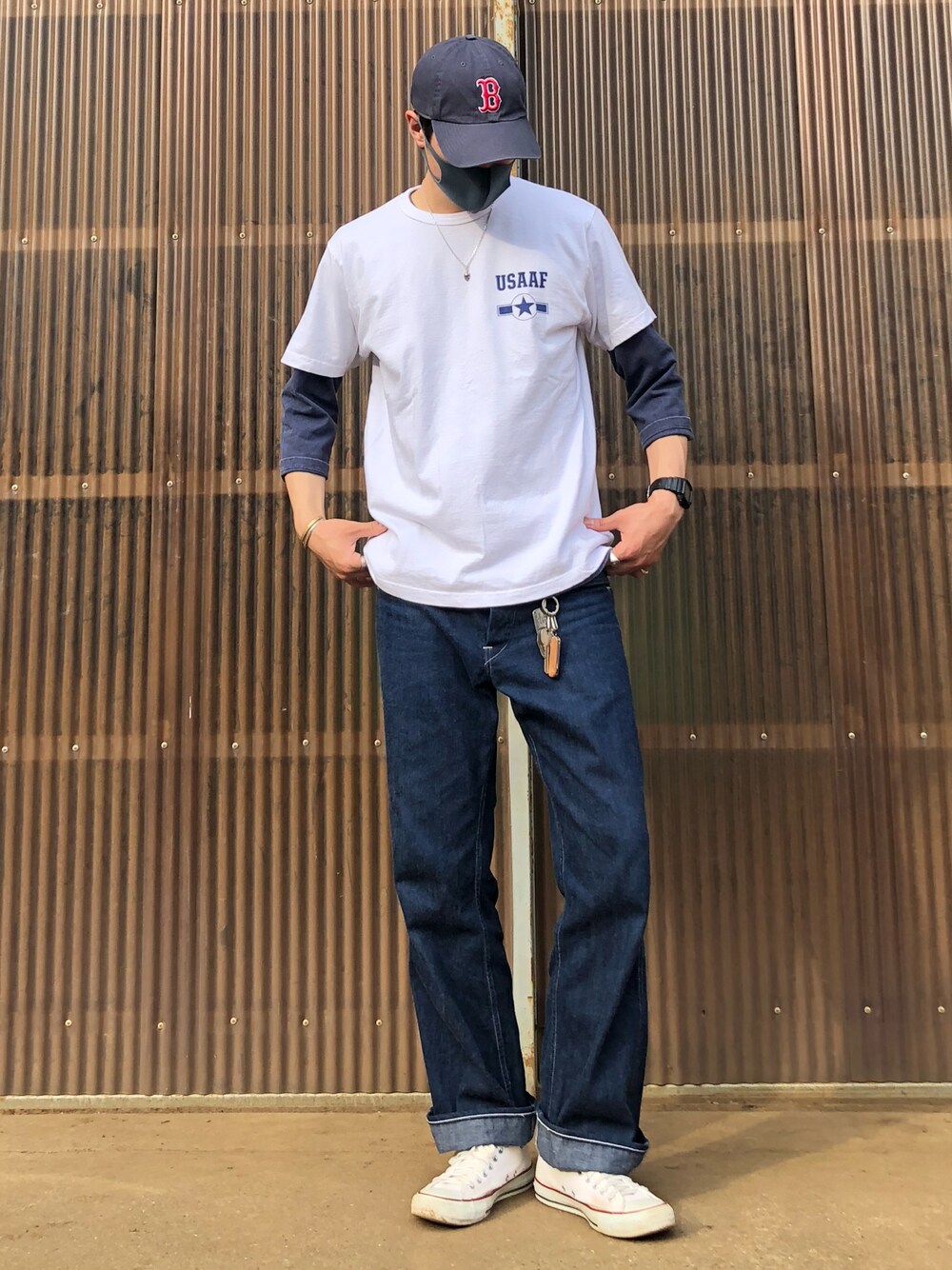 ホワイト系のTシャツ/カットソー、ブルー系のTシャツ/カットソー、ブルー系のデニムパンツを着用したメンズの春コーディネートの1枚目の写真