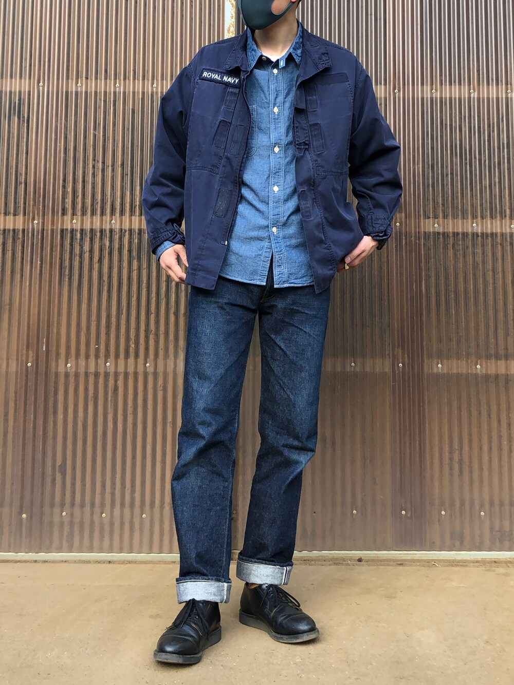 ブラック系のブーツ、ブルー系のデニムパンツ、ブルー系のミリタリージャケットを着用したメンズの春コーディネートの1枚目の写真