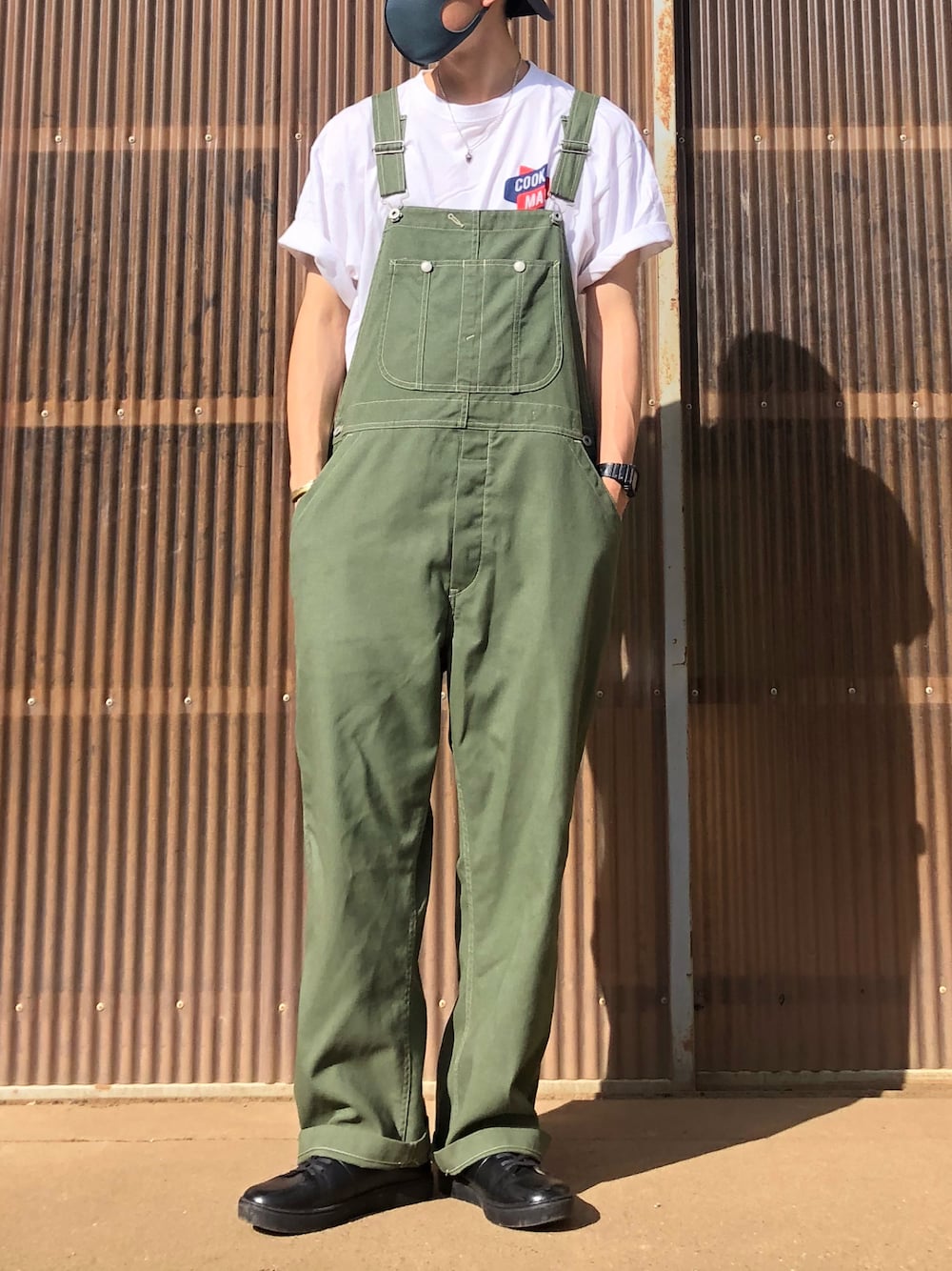 ホワイト系のTシャツ/カットソー、グリーン系のサロペット/オーバーオール、ブラック系のシューズを着用したメンズの夏コーディネートの1枚目の写真