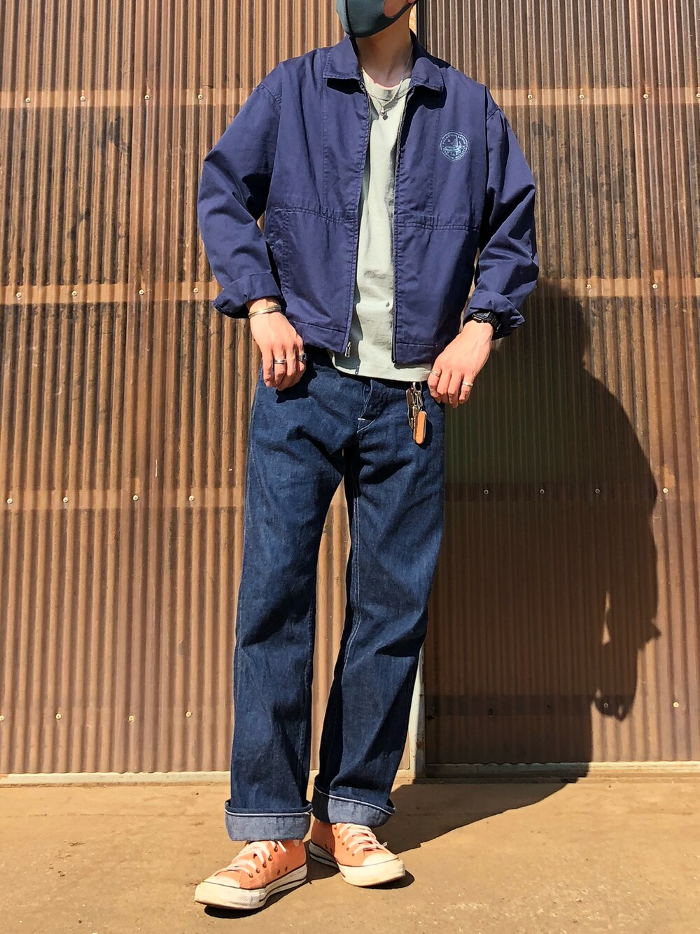 ブルー系のブルゾン、ブルー系のデニムパンツ、ピンク系のスニーカーを着用したメンズの春コーディネートの1枚目の写真