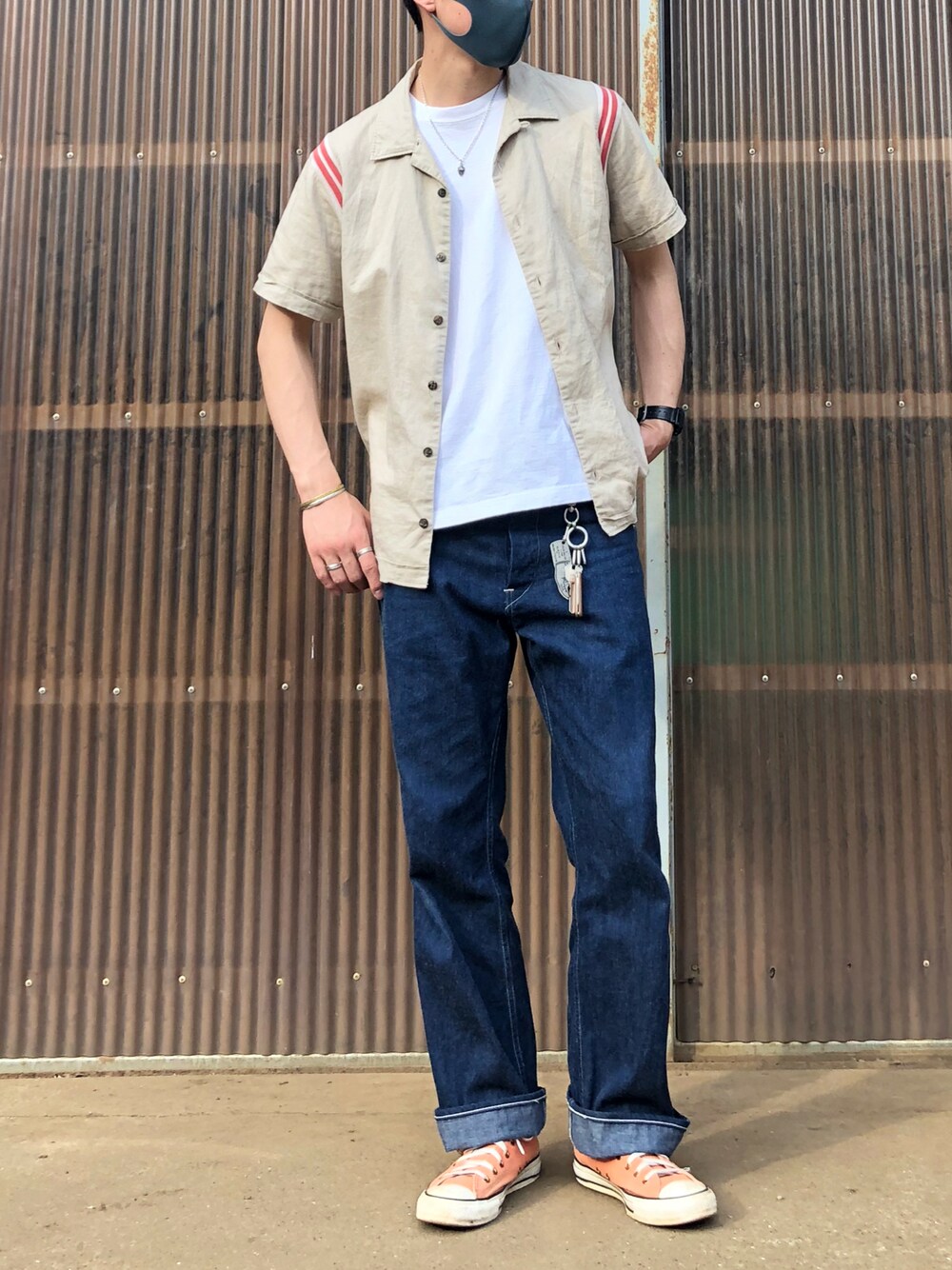 ホワイト系のTシャツ/カットソー、ベージュ系のシャツ/ブラウス、ブルー系のデニムパンツを着用したメンズの春コーディネートの1枚目の写真