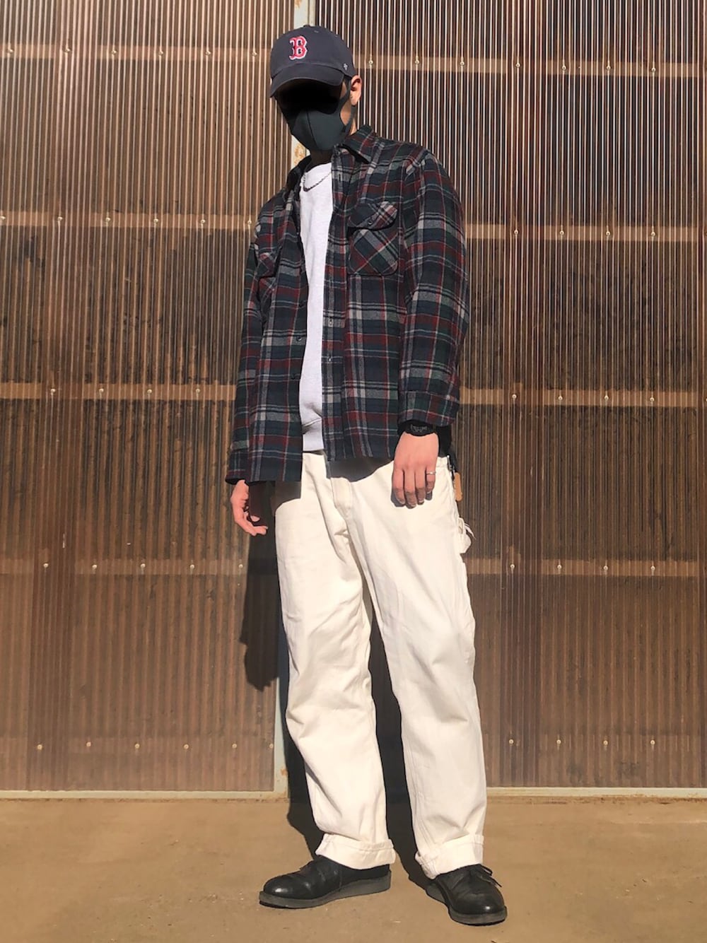 その他のシャツ/ブラウス、グレー系のスウェット、ベージュ系のその他パンツを着用したメンズの春コーディネートの1枚目の写真