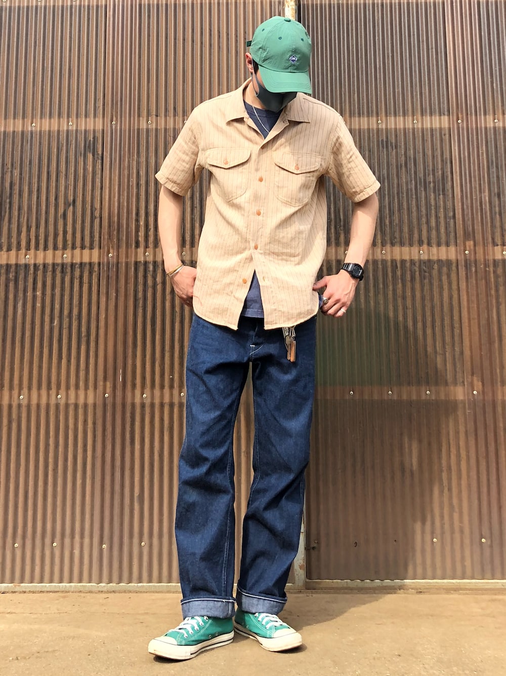 ベージュ系のシャツ/ブラウス、ブルー系のTシャツ/カットソー、ブルー系のデニムパンツを着用したメンズの春コーディネートの1枚目の写真