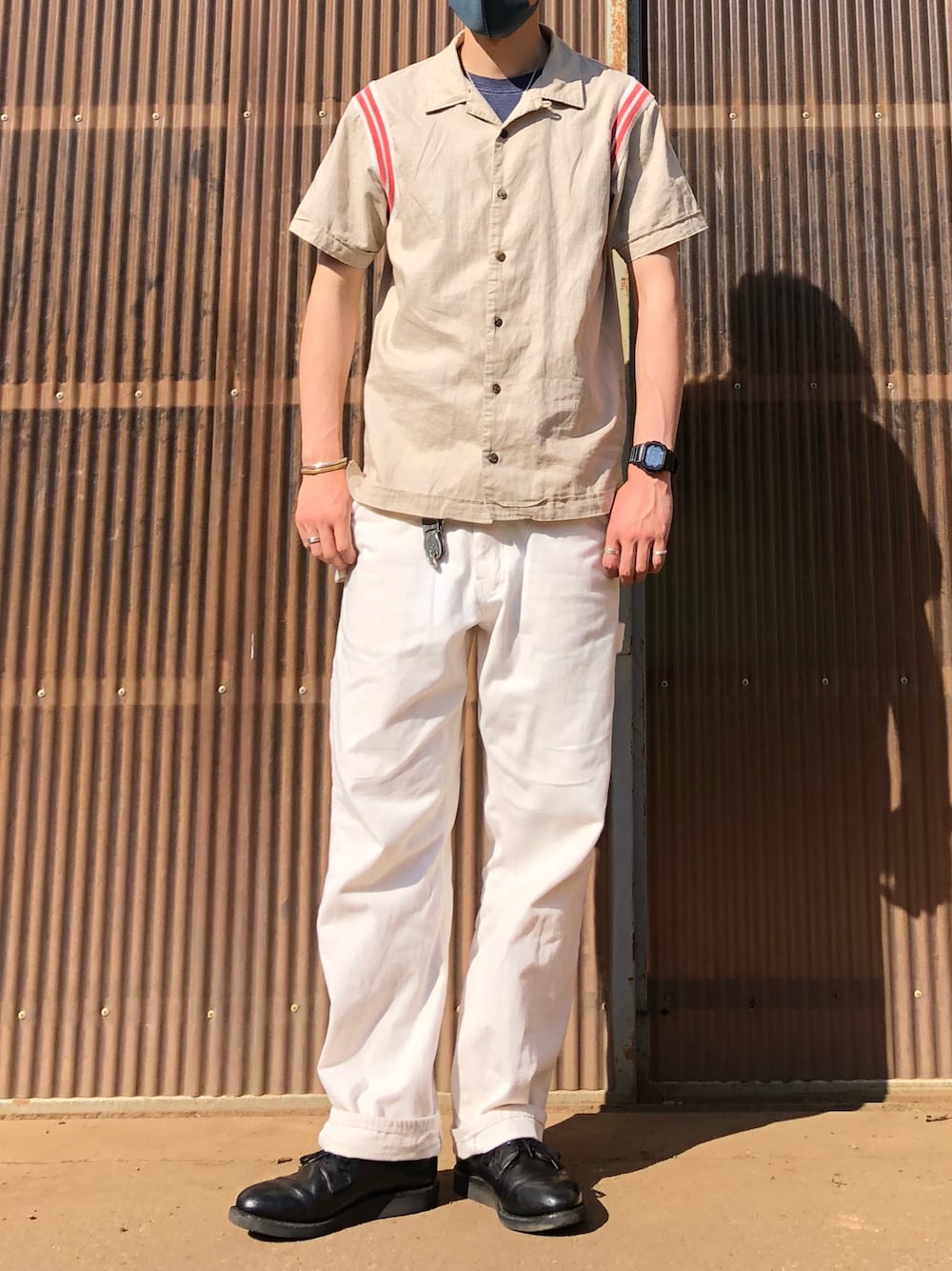 ベージュ系のその他パンツ、ブラック系のブーツ、ベージュ系のシャツ/ブラウスを着用したメンズの夏コーディネートの1枚目の写真