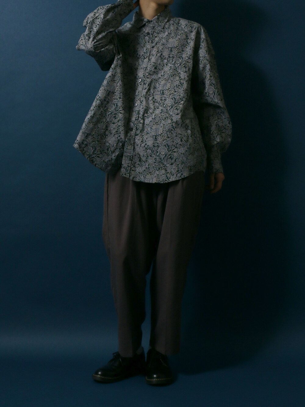 グリーン系のシャツ/ブラウス、ベージュ系のスラックス、ブラック系のドレスシューズを着用したメンズの春コーディネートの1枚目の写真