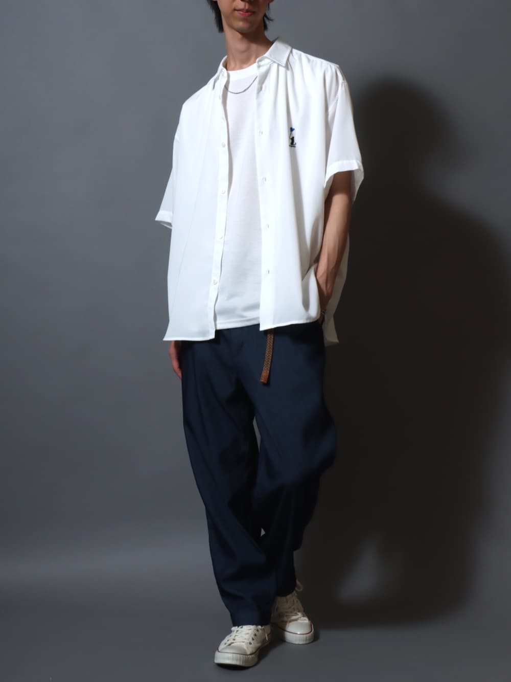ホワイト系のスニーカー、ホワイト系のTシャツ/カットソー、ホワイト系のシャツ/ブラウスを着用したメンズの夏コーディネートの1枚目の写真