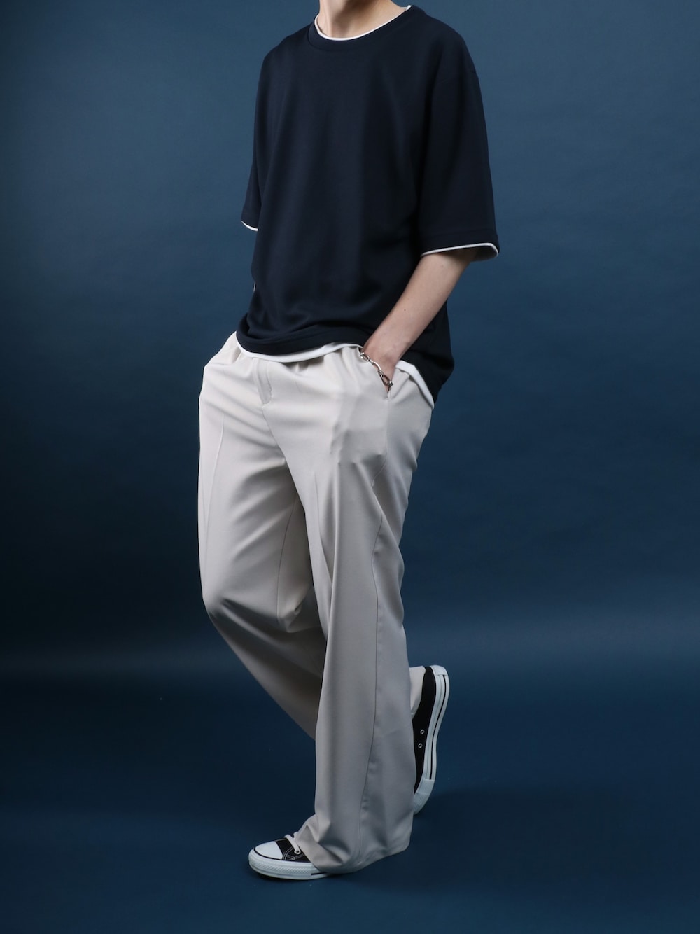 「夏コーデ、スラックス、休日コーデ、休日スタイル、大人カジュアル、シンプルスタイル、おしゃれさんと繋がりたい」｜「ANPASのANPAS Tuck Wide Straight Pants/ANPAS 別注 センタープレス タック ワイド ストレートスラックスパンツ（スラックス、ホワイト系）」を使った、Rinanさん（メンズ・178cm）の夏コーディネートの1枚目の写真