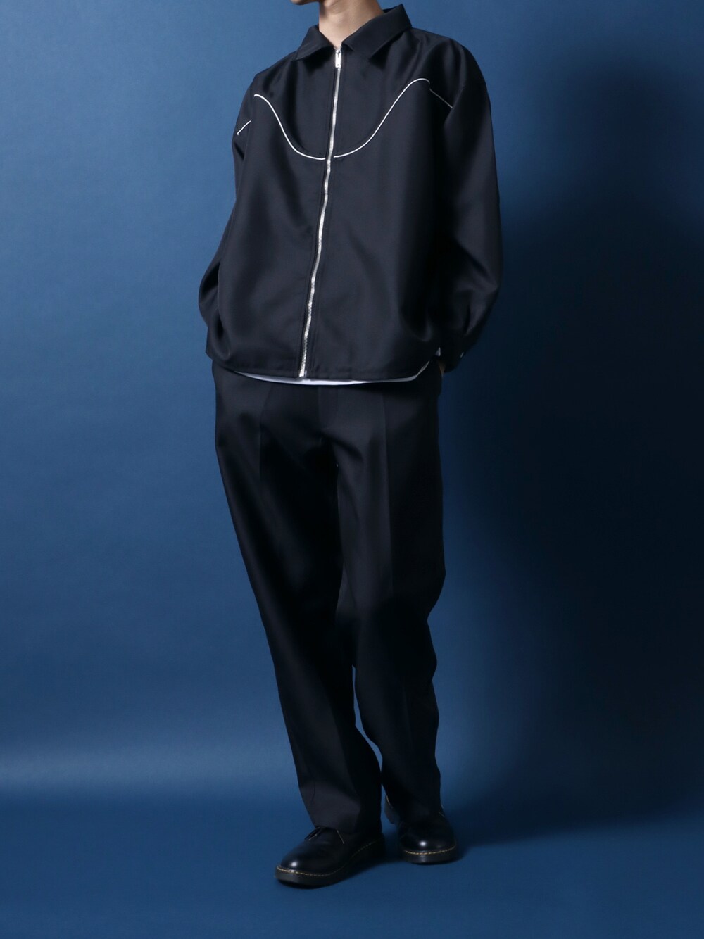 ブラック系のシャツ/ブラウス、ブラック系のチノパンツ、ブラック系のドレスシューズを着用したメンズの春コーディネートの1枚目の写真