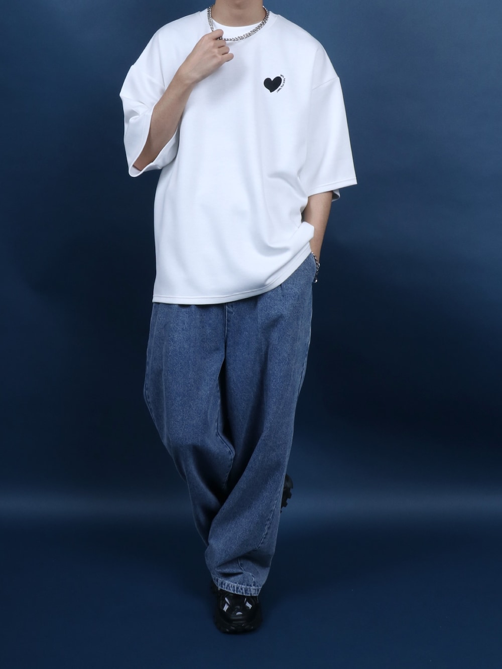 「スニーカー、お出かけコーデ、春夏コーデ、韓国ファッション、ストリートコーデ、春服コーデ、スニーカーコーデ、メンズコーデ、デニムコーデ、白Tシャツ、おでかけコーデ、ハート、ワンポイント、半袖Ｔシャツ、半袖」｜「ANPASのANPAS Ponte Fabric Heart Logo Embroidery Oversized T-Shirt/ANPAS 別注 ポンチ ハートロゴ 猫 ワンポイント刺繍 接触冷感 オーバーサイズ Tシャツ（Tシャツ/カットソー、ホワイト系）」を使った、Rinanさん（メンズ・178cm）の春コーディネートの1枚目の写真