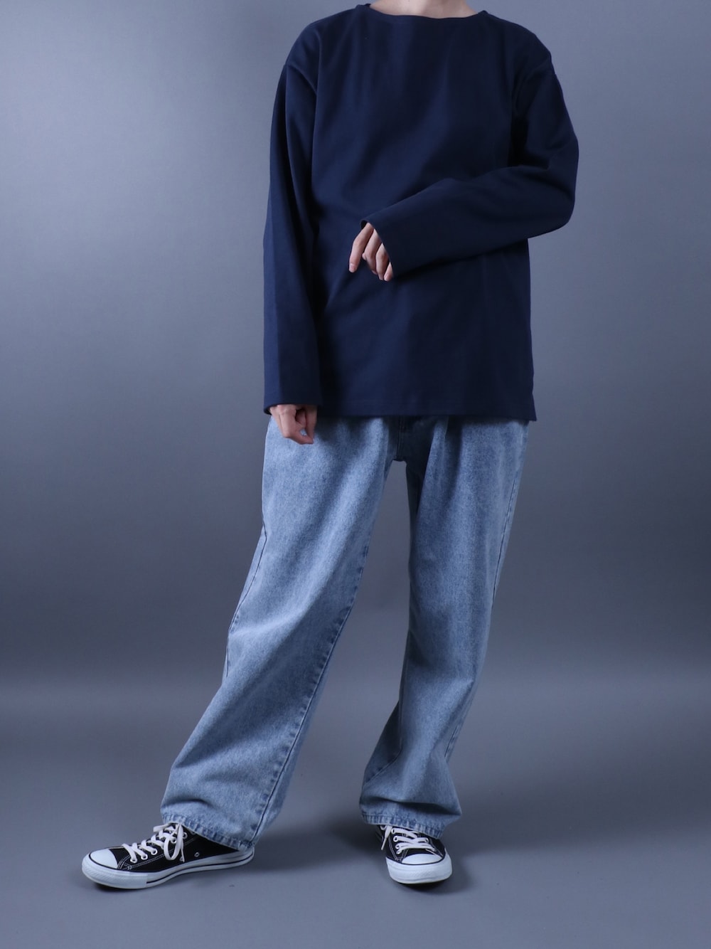 ブルー系のTシャツ/カットソー、ブラック系のスニーカー、ブルー系のデニムパンツを着用したメンズの秋コーディネートの1枚目の写真