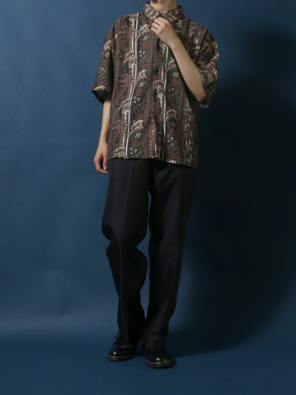 ブラウン系のシャツ/ブラウス、ブラック系のチノパンツ、ブラック系のドレスシューズを着用したメンズの夏コーディネートの1枚目の写真