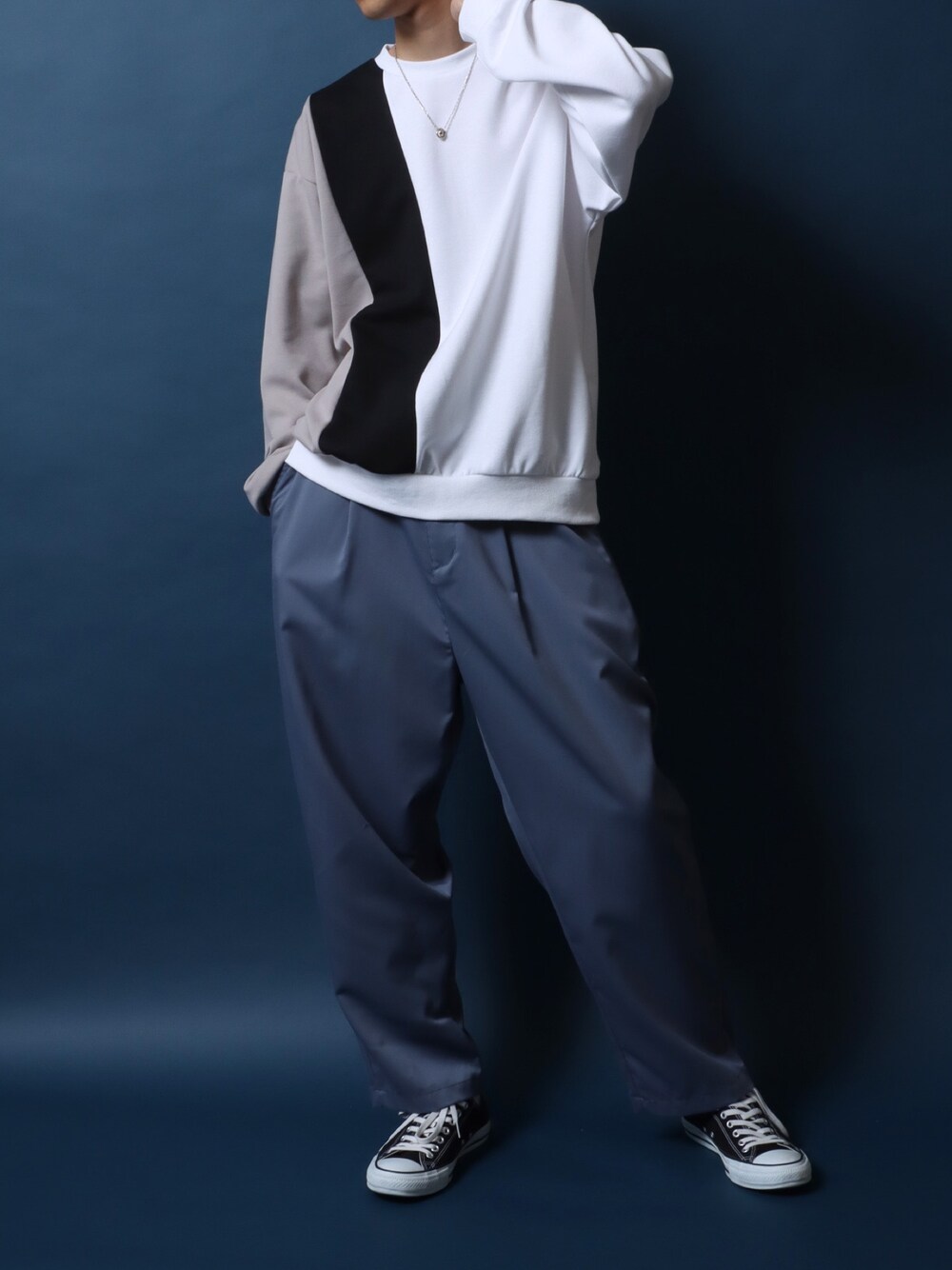 ブルー系のスラックス、ホワイト系のスウェット、ブラック系のスニーカーを着用したメンズの夏コーディネートの1枚目の写真