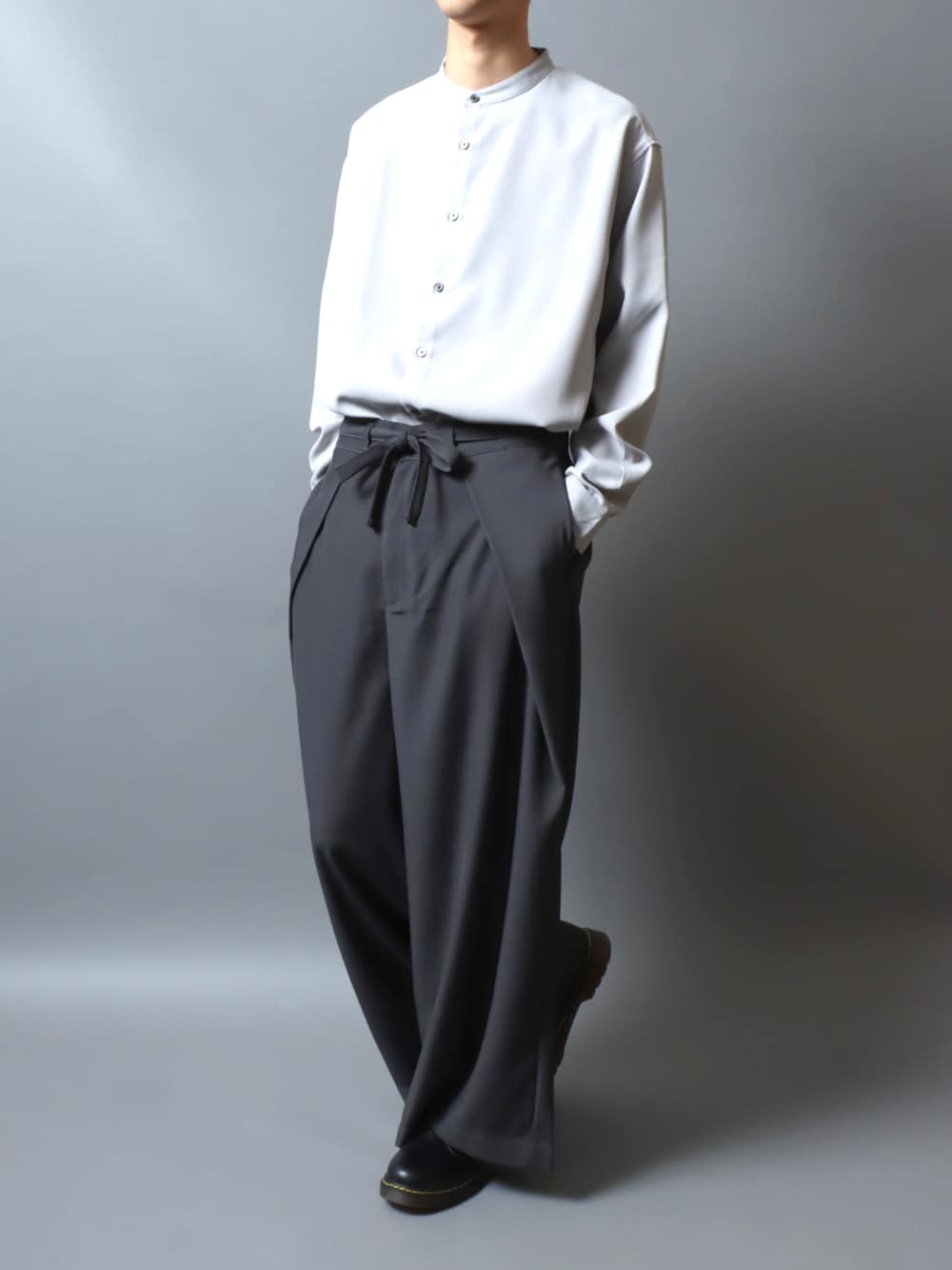 グレー系のシャツ/ブラウス、ブラック系のドレスシューズ、グレー系のスラックスを着用したメンズの秋コーディネートの1枚目の写真