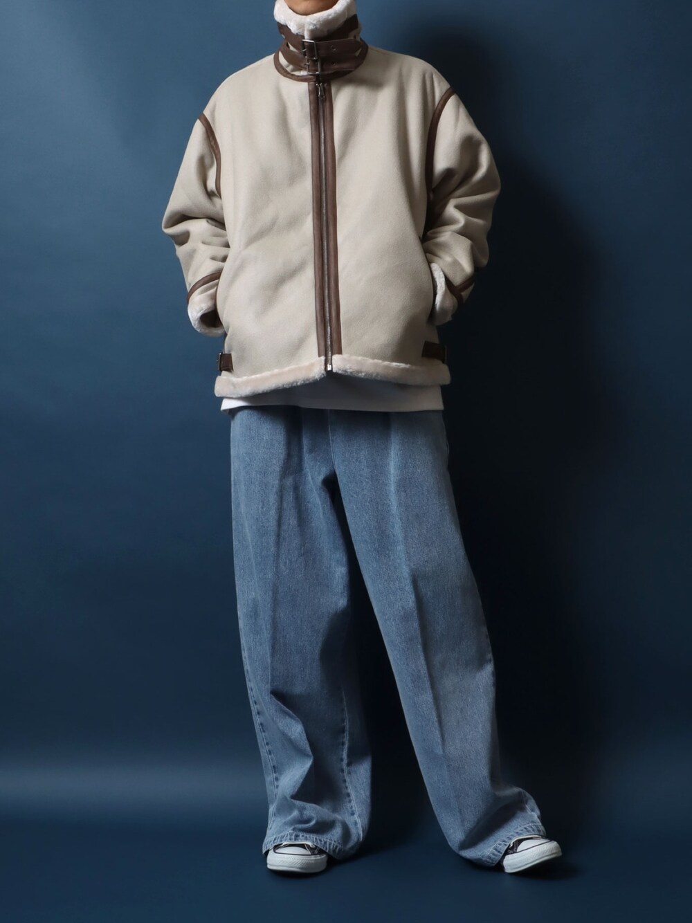 「ムートン、ボアジャケット、モックネック、デニムパンツ、秋冬コーデ、休日スタイル、今日のコーデ、大人コーデ、オトナカジュアル、冬」｜「ANPASのANPAS Tuck Wide Straight Denim Pants/ANPAS 別注 タック ワイド ストレートデニムパンツ（デニムパンツ、ブルー系）」を使った、Rinanさん（メンズ・178cm）の秋コーディネートの1枚目の写真