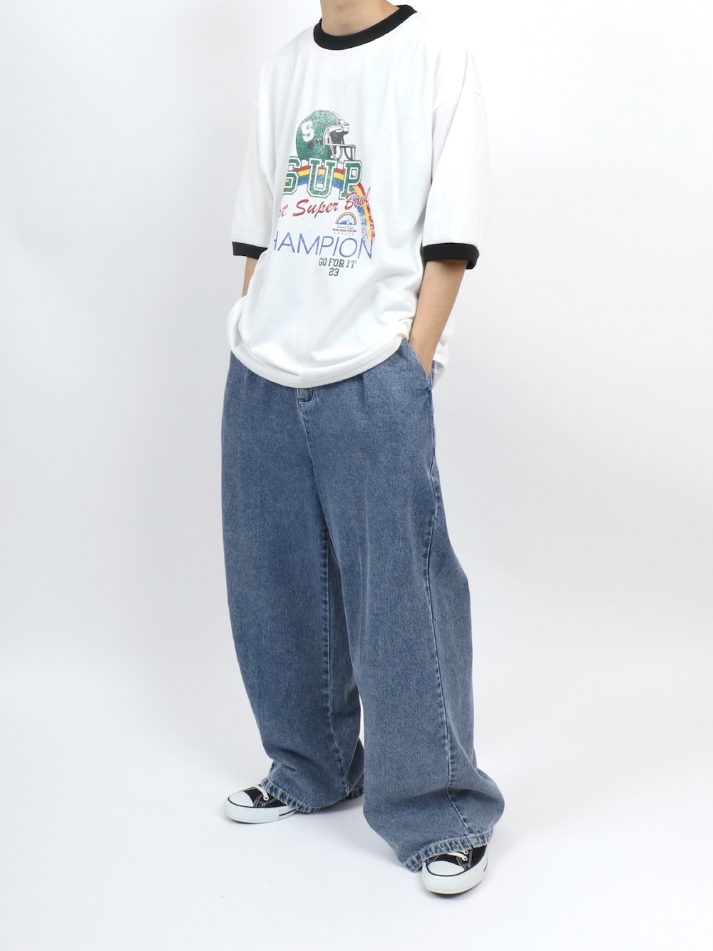 ホワイト系のTシャツ/カットソー、ブラック系のタンクトップ、ブルー系のデニムパンツを着用したメンズの春コーディネートの1枚目の写真