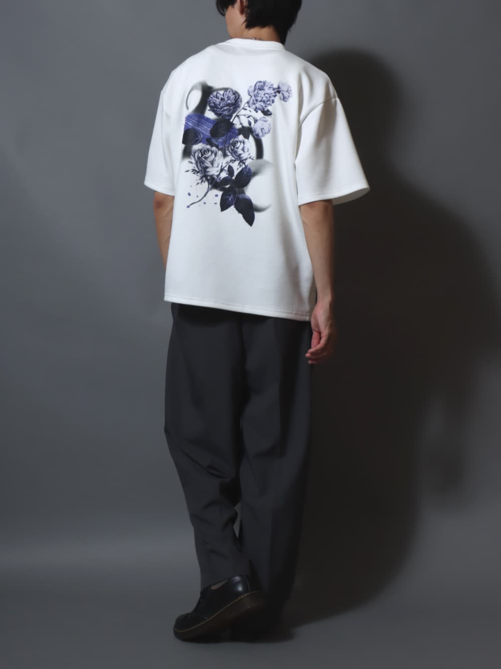 ブラック系のドレスシューズ、グレー系のスラックス、ホワイト系のTシャツ/カットソーを着用したメンズの夏コーディネートの1枚目の写真