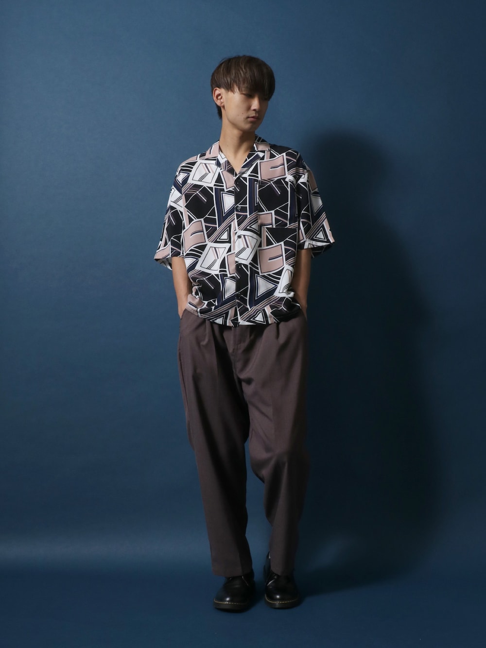 パープル系のシャツ/ブラウス、ベージュ系のスラックス、ブラック系のドレスシューズを着用したメンズの夏コーディネートの1枚目の写真
