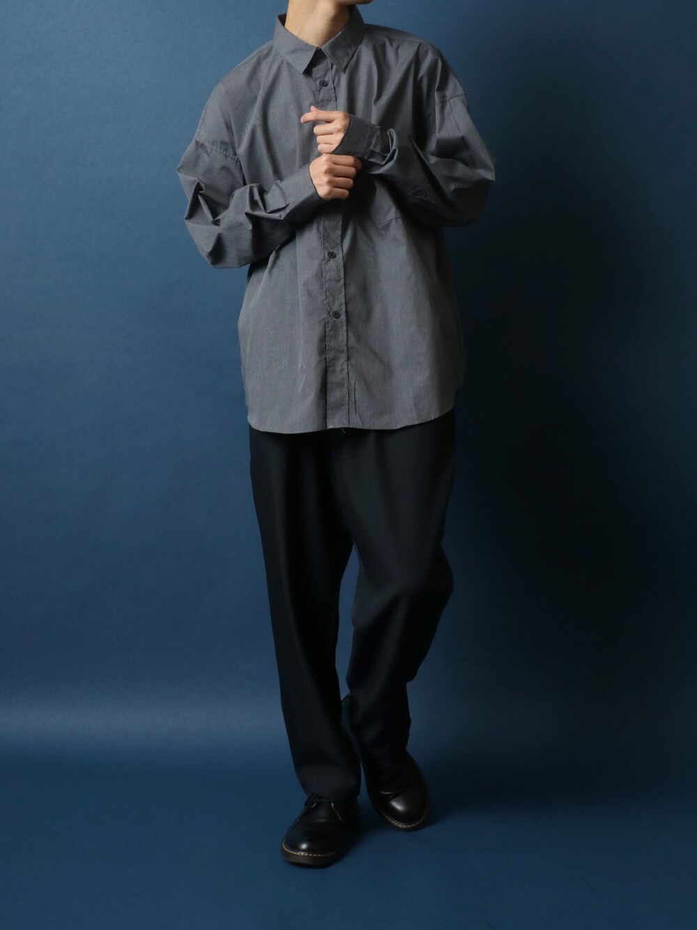 グレー系のシャツ/ブラウス、ブラック系のスラックス、ブラック系のドレスシューズを着用したメンズの秋コーディネートの1枚目の写真