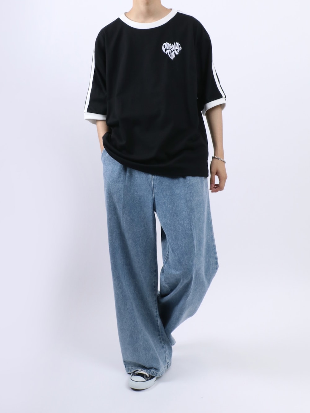 「夏コーデ、夏だ！Tシャツ着よう！、スニーカー、モノトーン、ストリートMIX、おしゃれさんと繋がりたい、いいね、save、フォローお願いします🤑、スポーツミックス」｜「ANPASのANPAS Tuck Wide Straight Denim Pants/ANPAS 別注 タック ワイド ストレートデニムパンツ（デニムパンツ、ブルー系）」を使った、Rinanさん（メンズ・178cm）の夏コーディネートの1枚目の写真