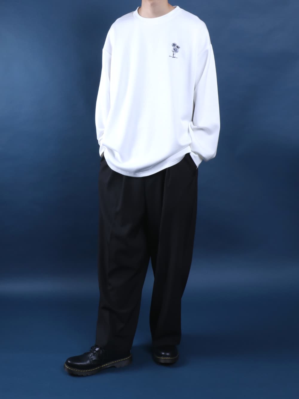 ブラック系のドレスシューズ、ブラック系のスラックス、ホワイト系のTシャツ/カットソーを着用したメンズの春コーディネートの1枚目の写真