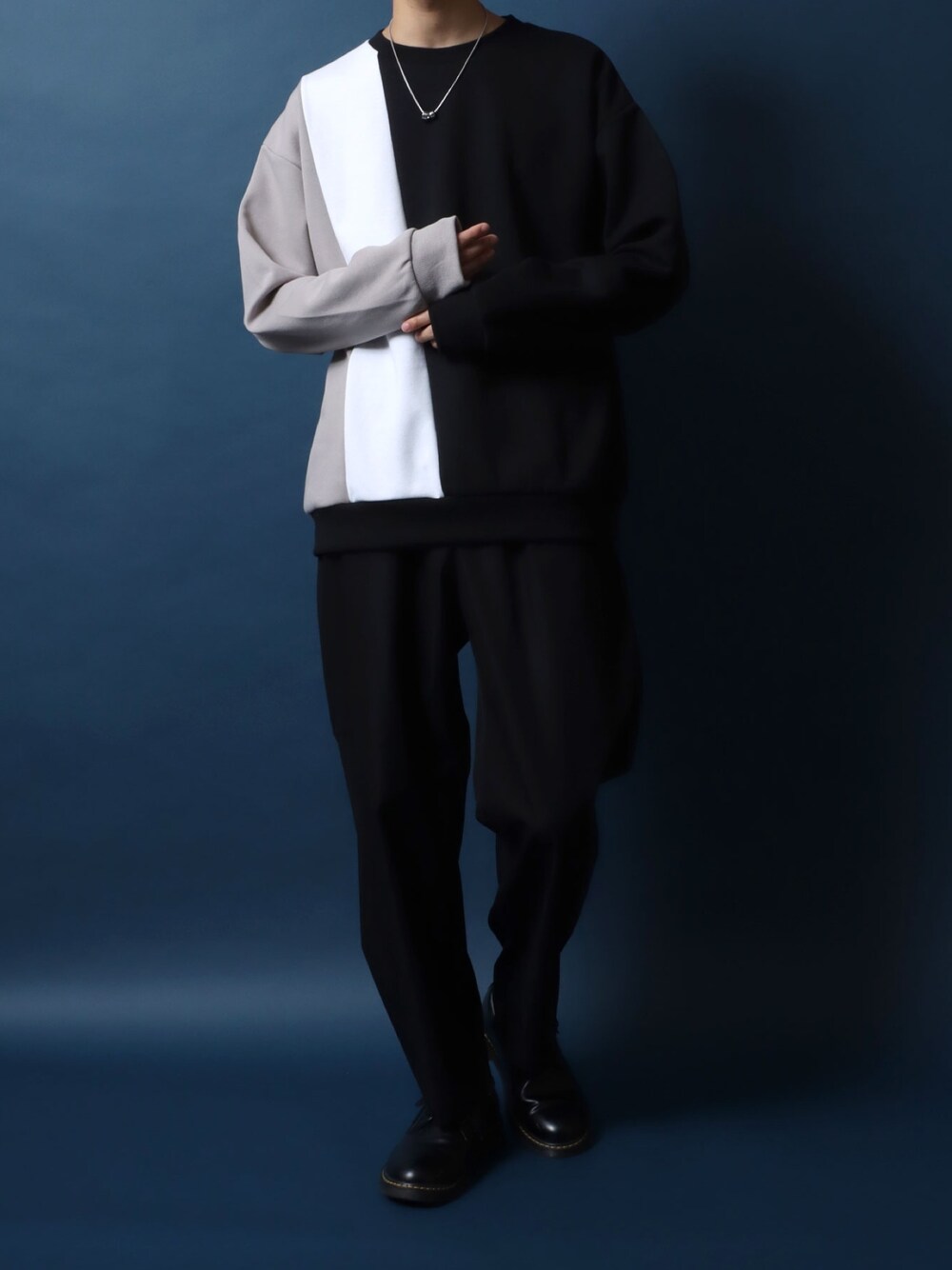 ブラック系のスウェット、ブラック系のスラックス、ブラック系のベルトを着用したメンズの冬コーディネートの1枚目の写真