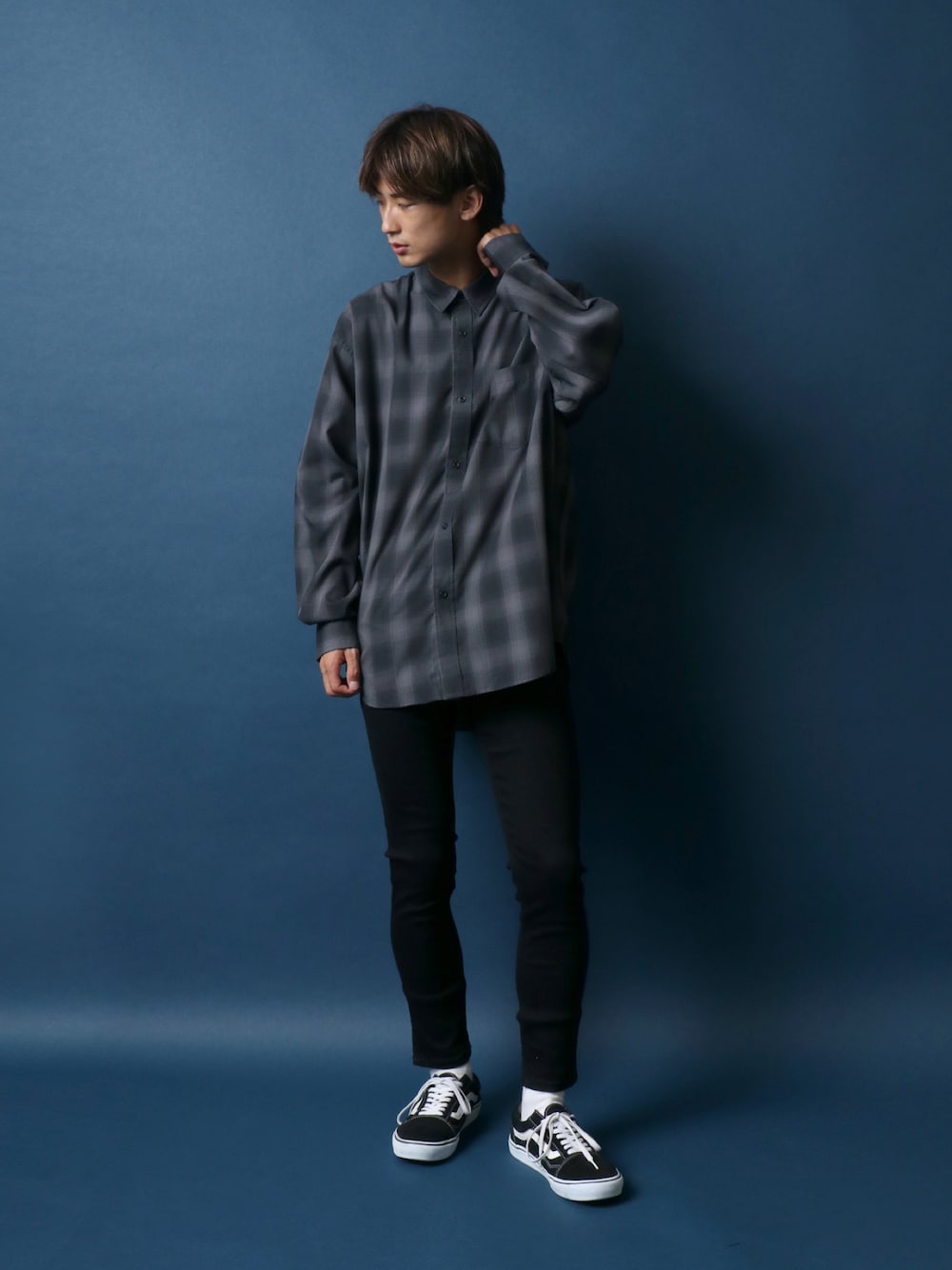 ブラック系のシャツ/ブラウス、ブラック系のデニムパンツ、ブラック系のスニーカーを着用したメンズの秋コーディネートの1枚目の写真