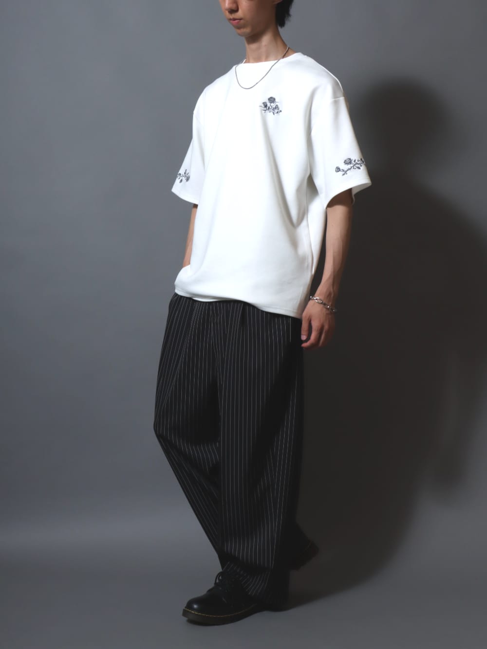 ブラック系のドレスシューズ、ブラック系のスラックス、ホワイト系のTシャツ/カットソーを着用したメンズの夏コーディネートの1枚目の写真
