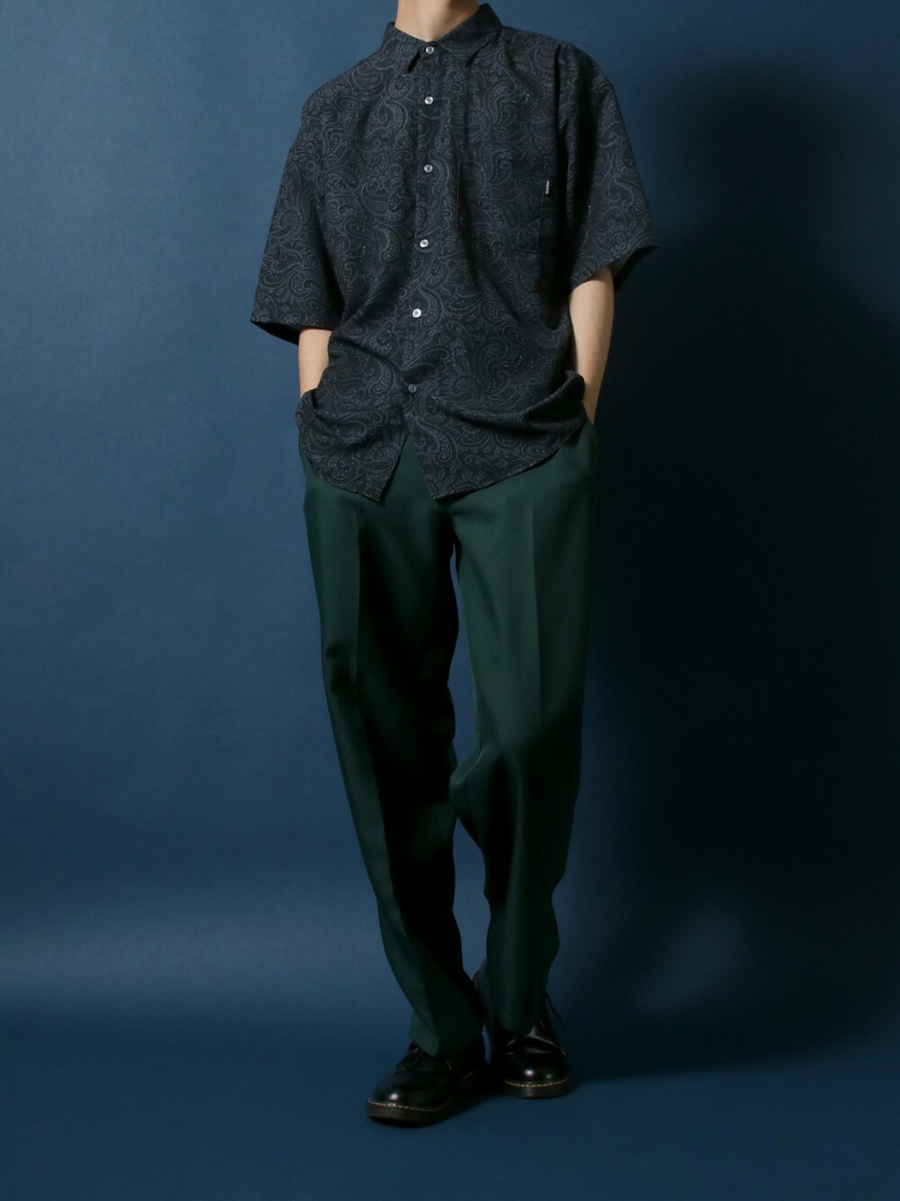 ブラック系のシャツ/ブラウス、グリーン系のチノパンツ、ブラック系のドレスシューズを着用したメンズの春コーディネートの1枚目の写真