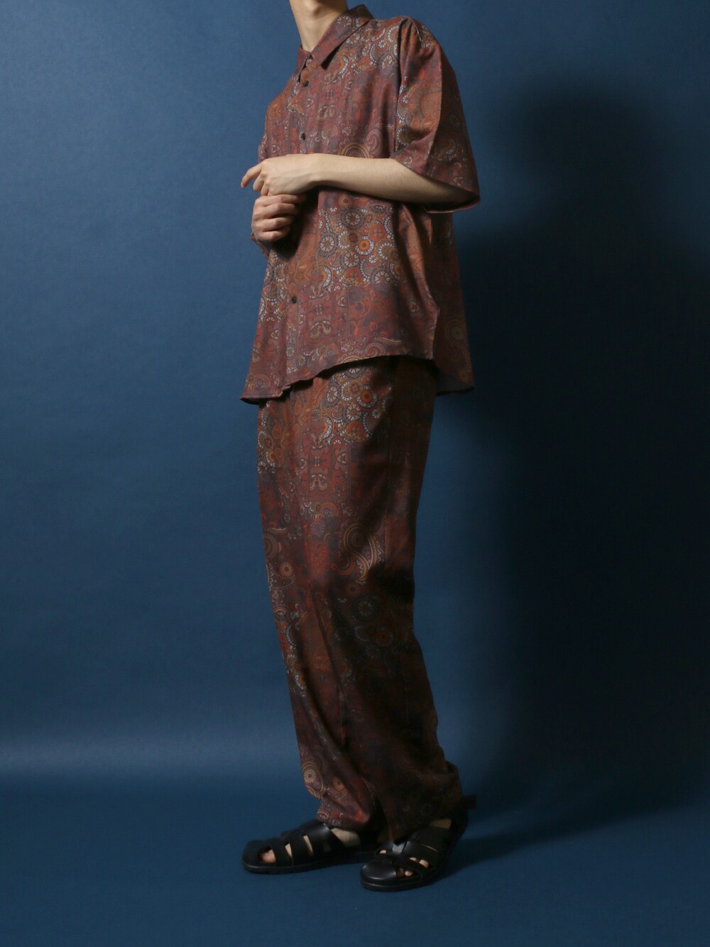 ブラウン系のシャツ/ブラウス、ブラウン系のその他パンツ、ホワイト系のTシャツ/カットソーを着用したメンズの春コーディネートの1枚目の写真