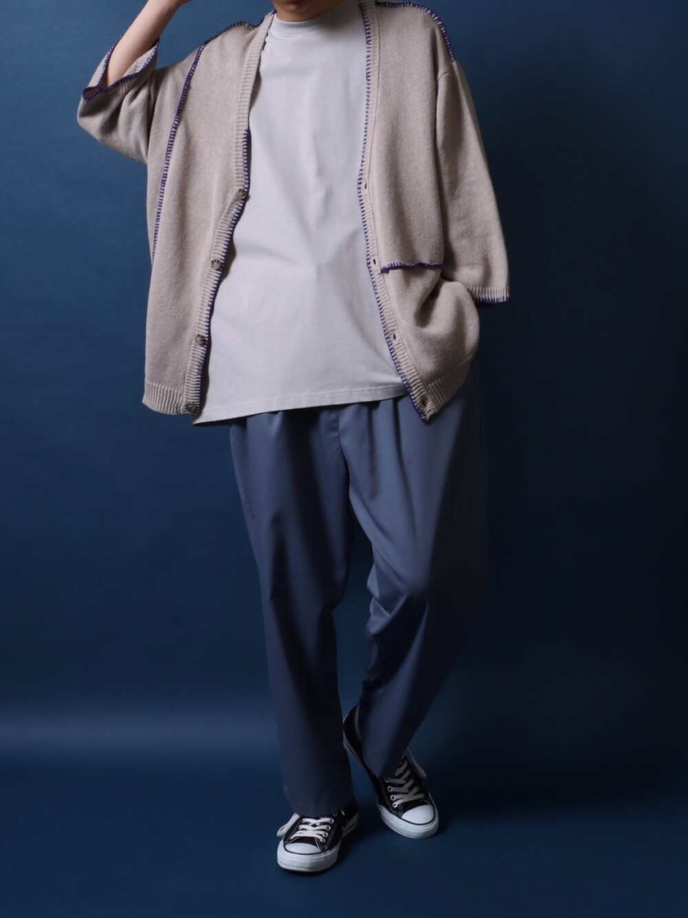 ベージュ系のカーディガン/ボレロ、ブルー系のスラックス、ベージュ系のTシャツ/カットソーを着用したメンズの夏コーディネートの1枚目の写真