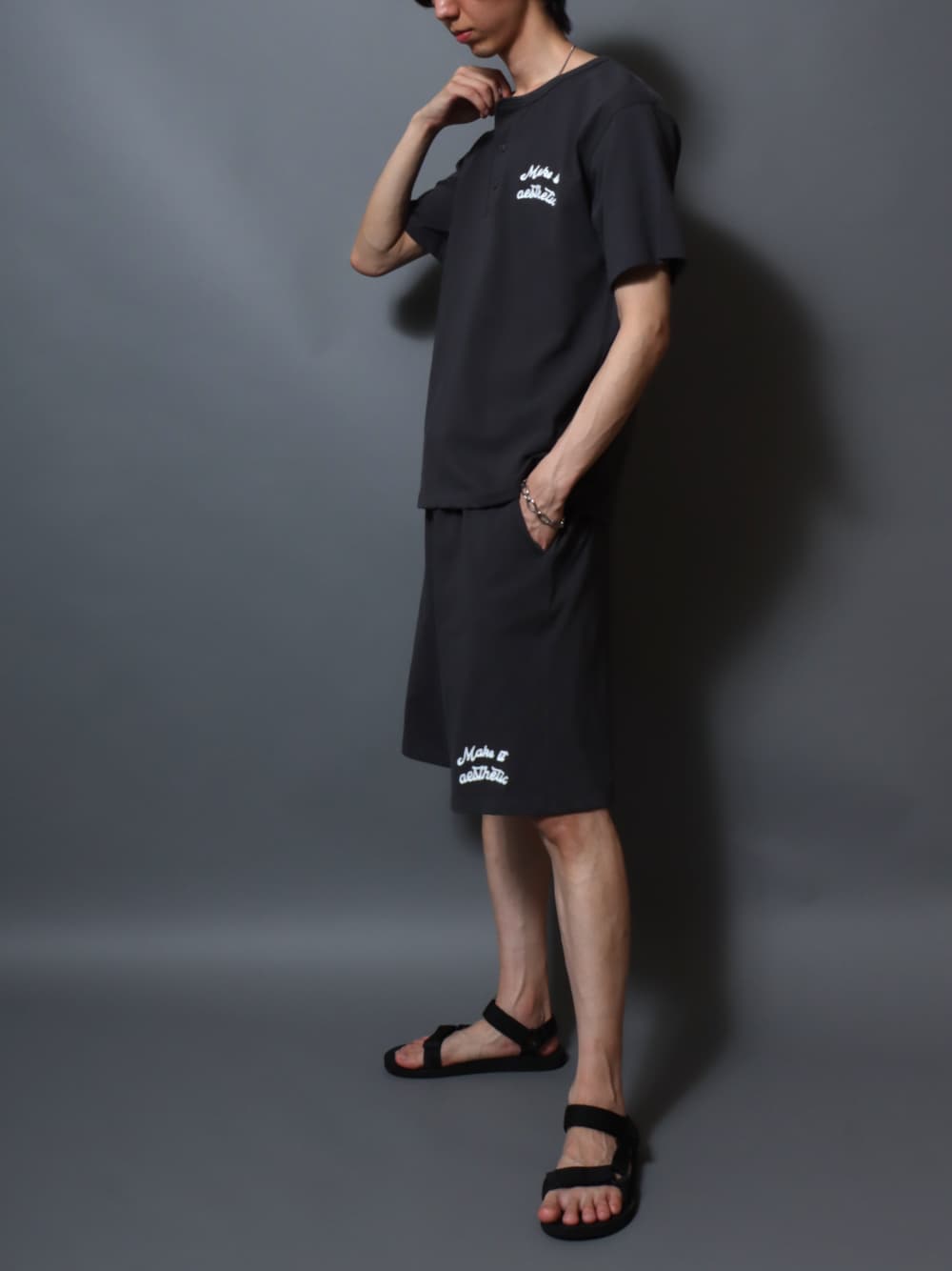 グレー系のTシャツ/カットソー、グレー系のその他パンツを着用したメンズの夏コーディネートの1枚目の写真