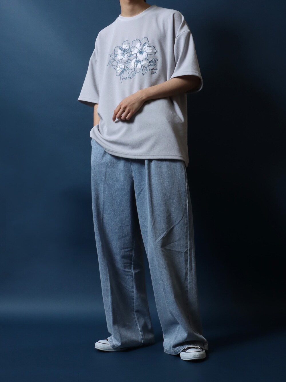ブルー系のデニムパンツ、グレー系のTシャツ/カットソー、ブラック系のベルトを着用したメンズの春コーディネートの1枚目の写真