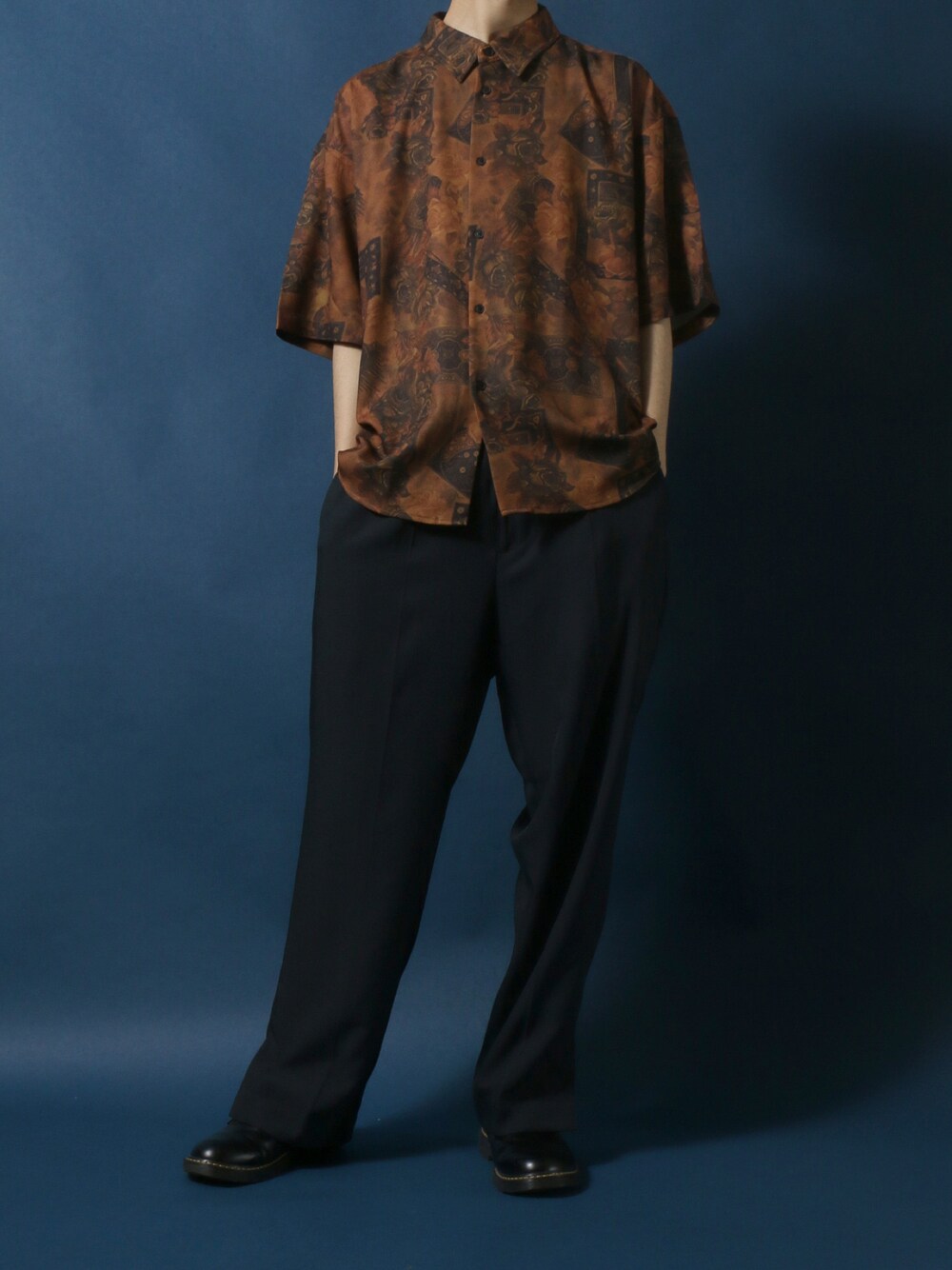 イエロー系のシャツ/ブラウス、ブラック系のスラックス、ブラック系のドレスシューズを着用したメンズの夏コーディネートの1枚目の写真