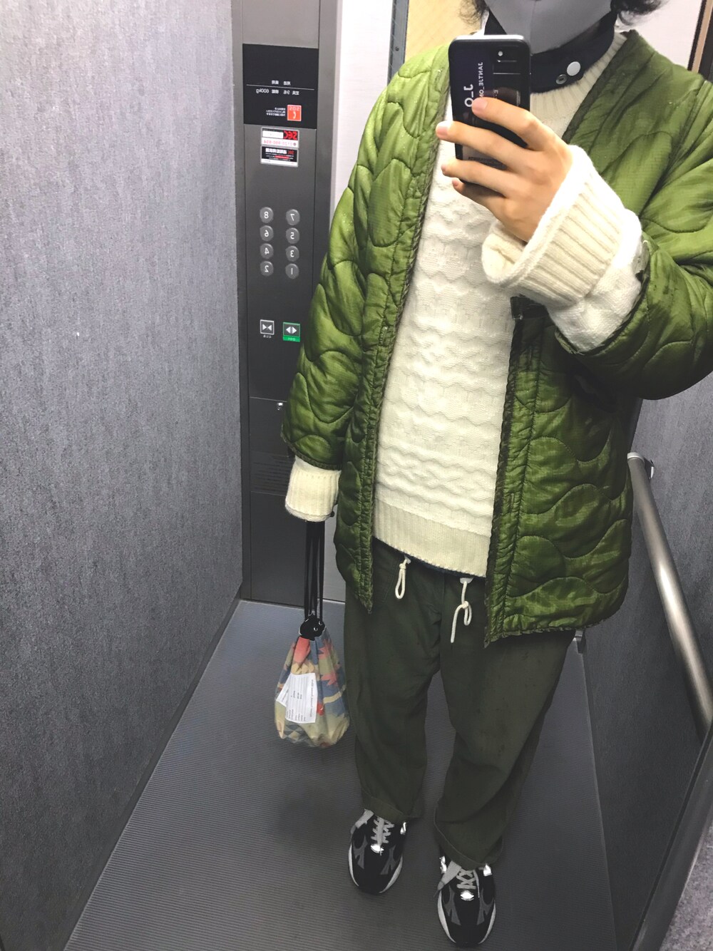 「白ニット、ドローコード、巾着バッグ、袖ボリューム、nb993」｜「usedのアイテム（パンツ、グリーン系）」を使った、かとそさん（メンズ・183cm）の春コーディネートの1枚目の写真