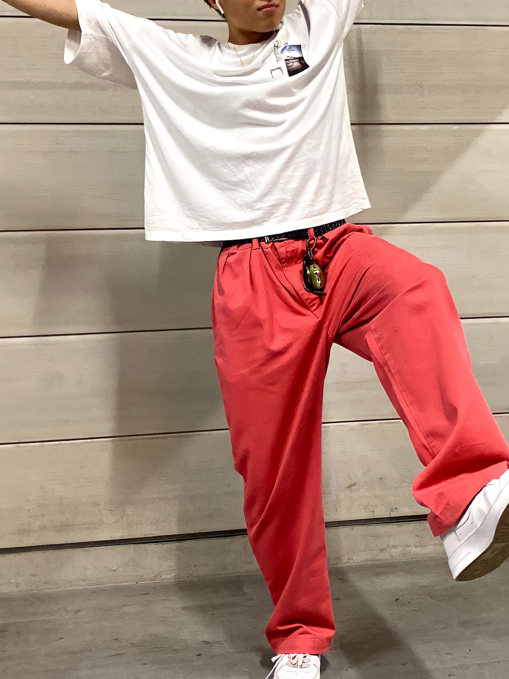 「低身長コーデ、ストリートコーデ、スニーカー、エアフォースワン、TOMMY HILFIGER、夏コーデ、白Tシャツ、カラーパンツ、古着、古着MIX、古着コーデ、ストリート、ストリートMIX、ストリート系」｜「Mark GonzalesのMark Gonzales/マークゴンザレス MONO-MART別注  ビッグシルエット前面/背面BIGプリント 半袖Tee（Tシャツ/カットソー、ホワイト系）」を使った、baske0227furuさん（メンズ・169cm）の秋コーディネートの1枚目の写真