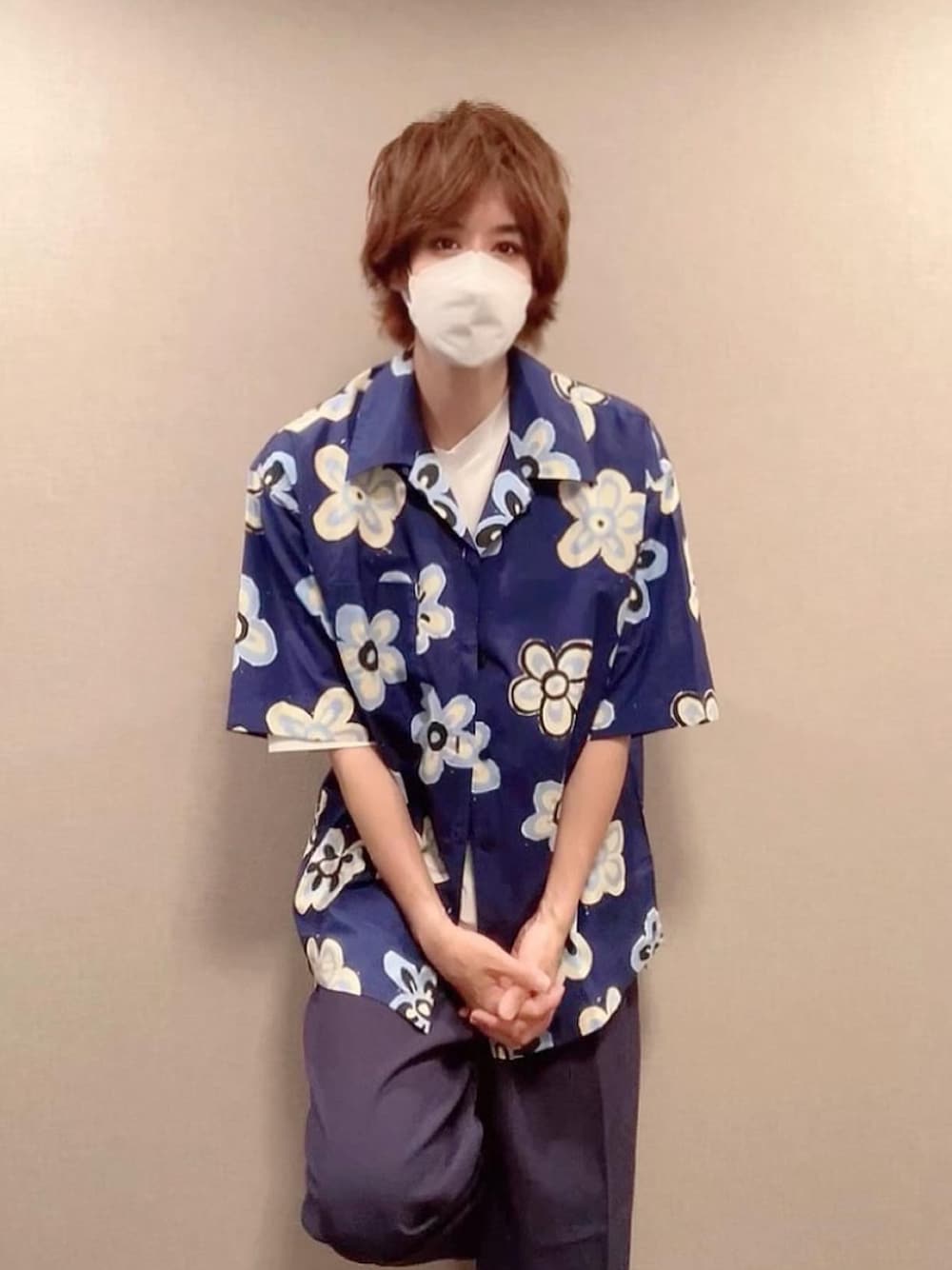 「ユニクロ、ユニクロコーデ、ユニクロマルニ、マルニ、花柄、花柄シャツ、FUDGEBOYのトラッドスタイル、おしゃれさんと繋がりたい、ファッション、夏コーデ、キレイめ、初夏コーデ、いいね、save、フォローお願いします🤑、シャツ、ゆるコーデ」｜「MARNIのアイテム（シャツ/ブラウス、パープル系）」を使った、ARASHIさん（メンズ・174cm）の春コーディネートの1枚目の写真